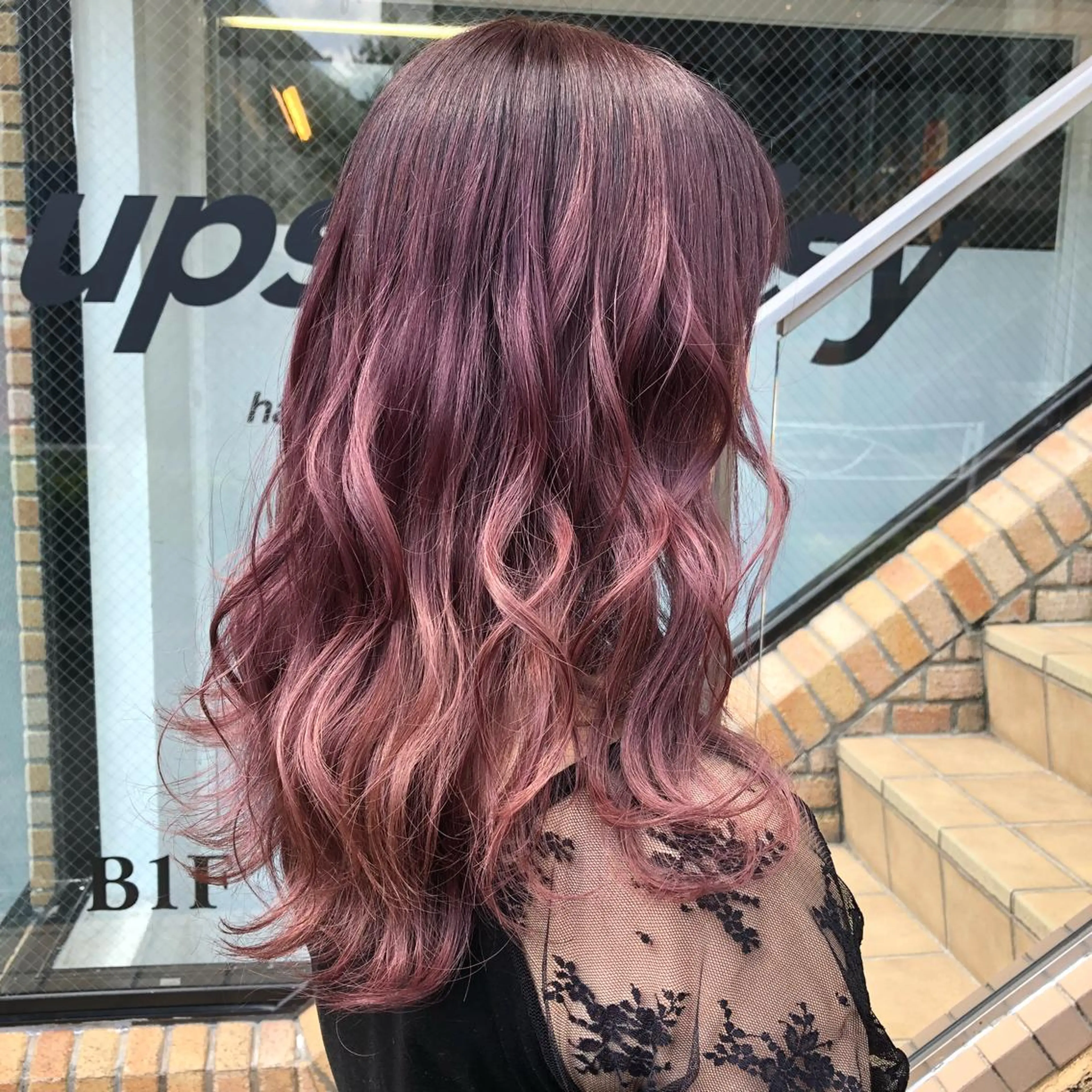 ロング カラー パーマ ヘアアレンジ 八巻 晴香のヘアスタイル