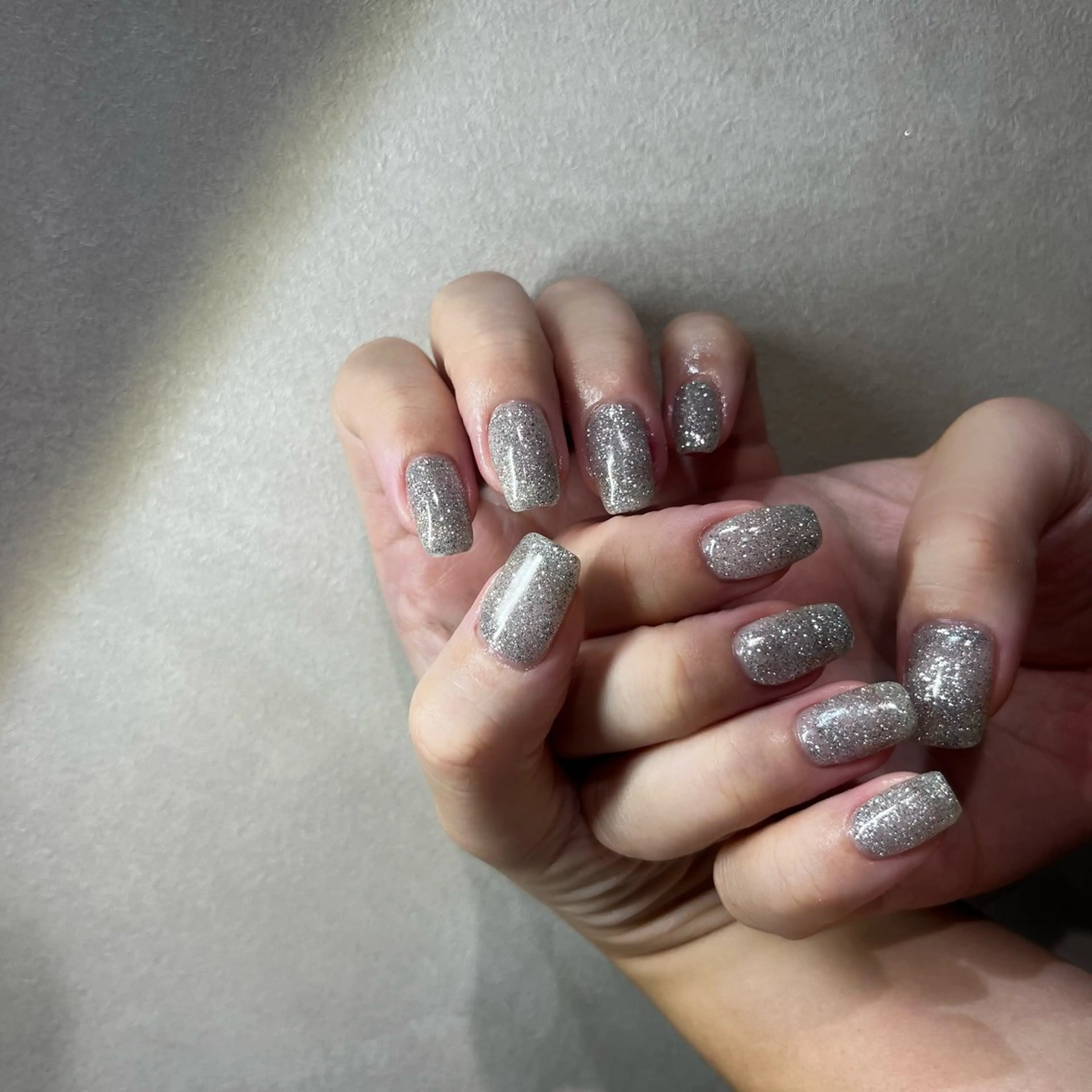 ネイル フラッシュネイル キラキラネイル シルバー 夏ネイル ブライダルネイル ハンドネイル nail&care salon soa所属・soa/美容液ケアで 自爪を育てるネイルのネイルデザイン