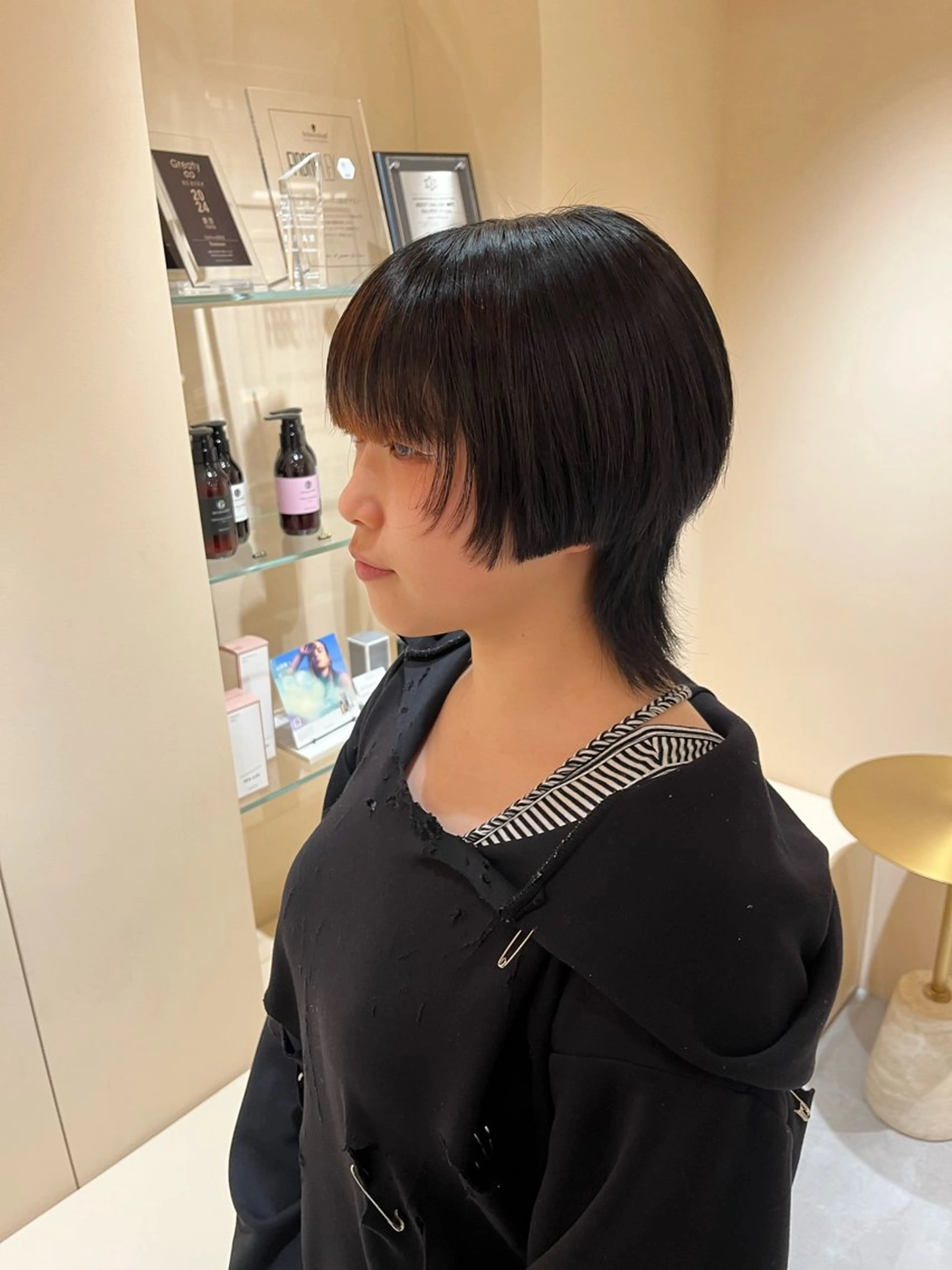 ミディアム ウルフカット ナミ🩶暗髪/暖色 ❤️/透明感/縮毛のヘアスタイル