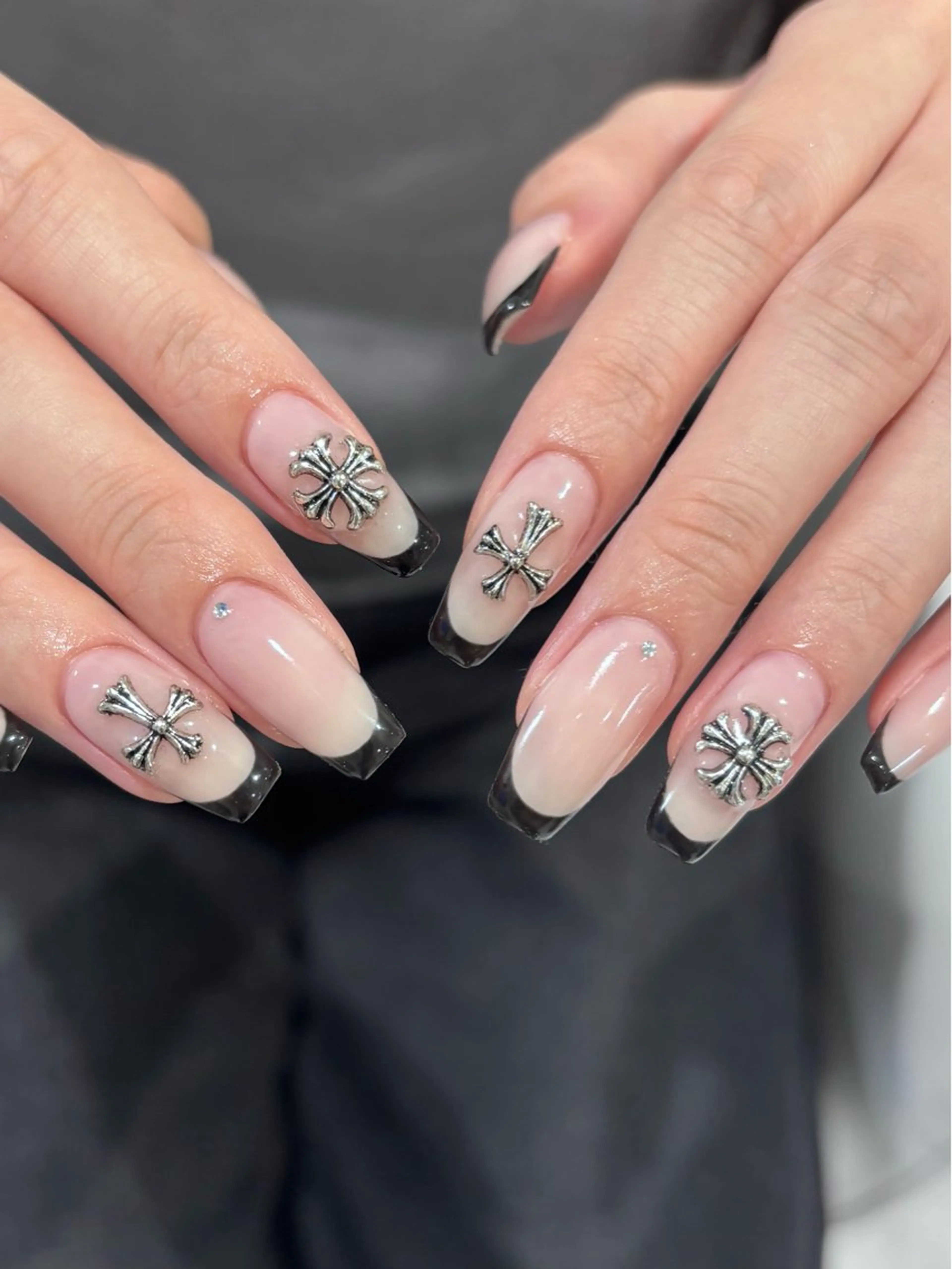 ネイル フレンチネイル 韓国ネイル ストーンネイル ハンドネイル nailsalon yoonseul所属・nailist mayu 💅🏻のネイルデザイン