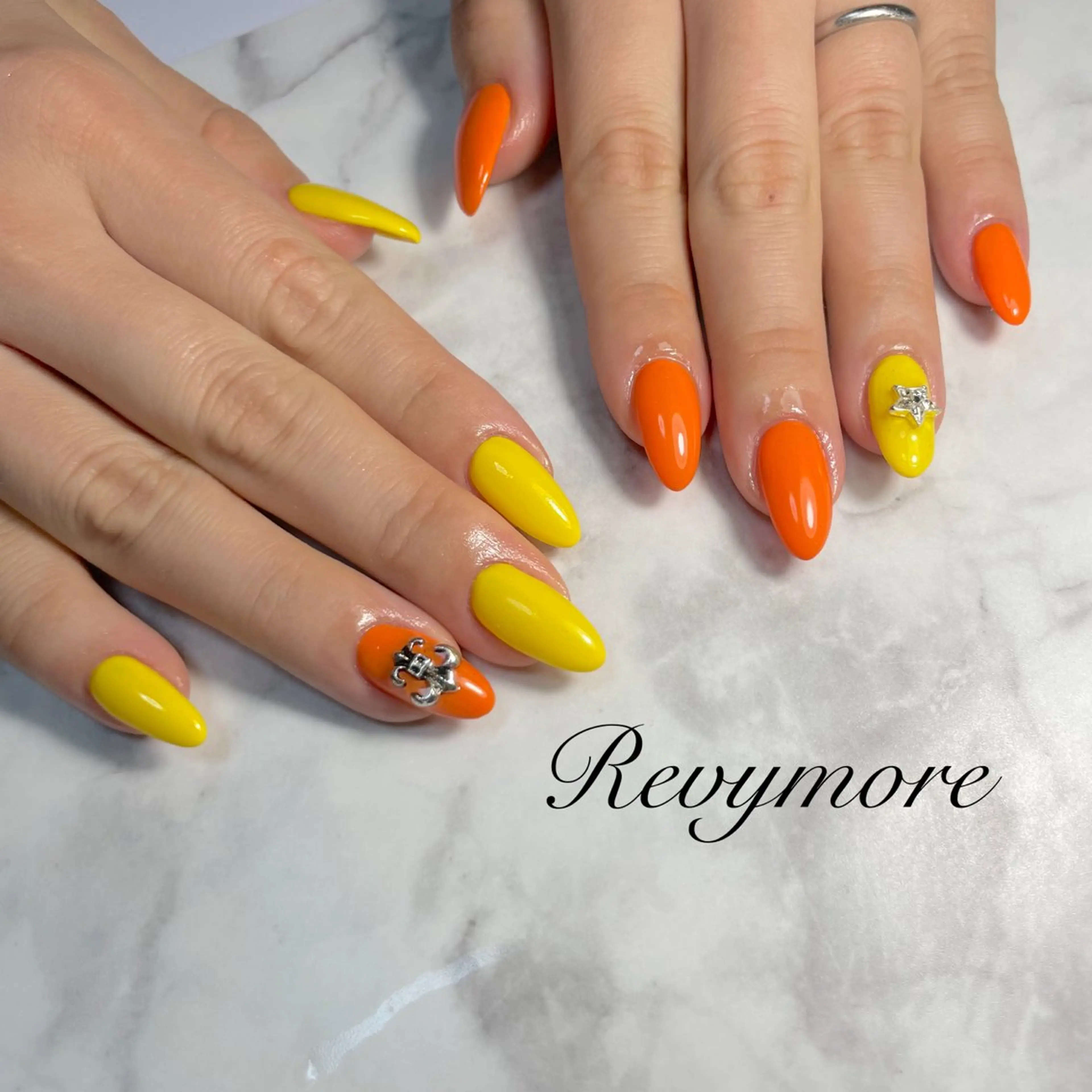 ネイル ジェルネイル キラキラネイル 韓国ネイル ニュアンスネイル オフィスネイル nail salon Revymore所属・nail salon Revymoreのネイルデザイン