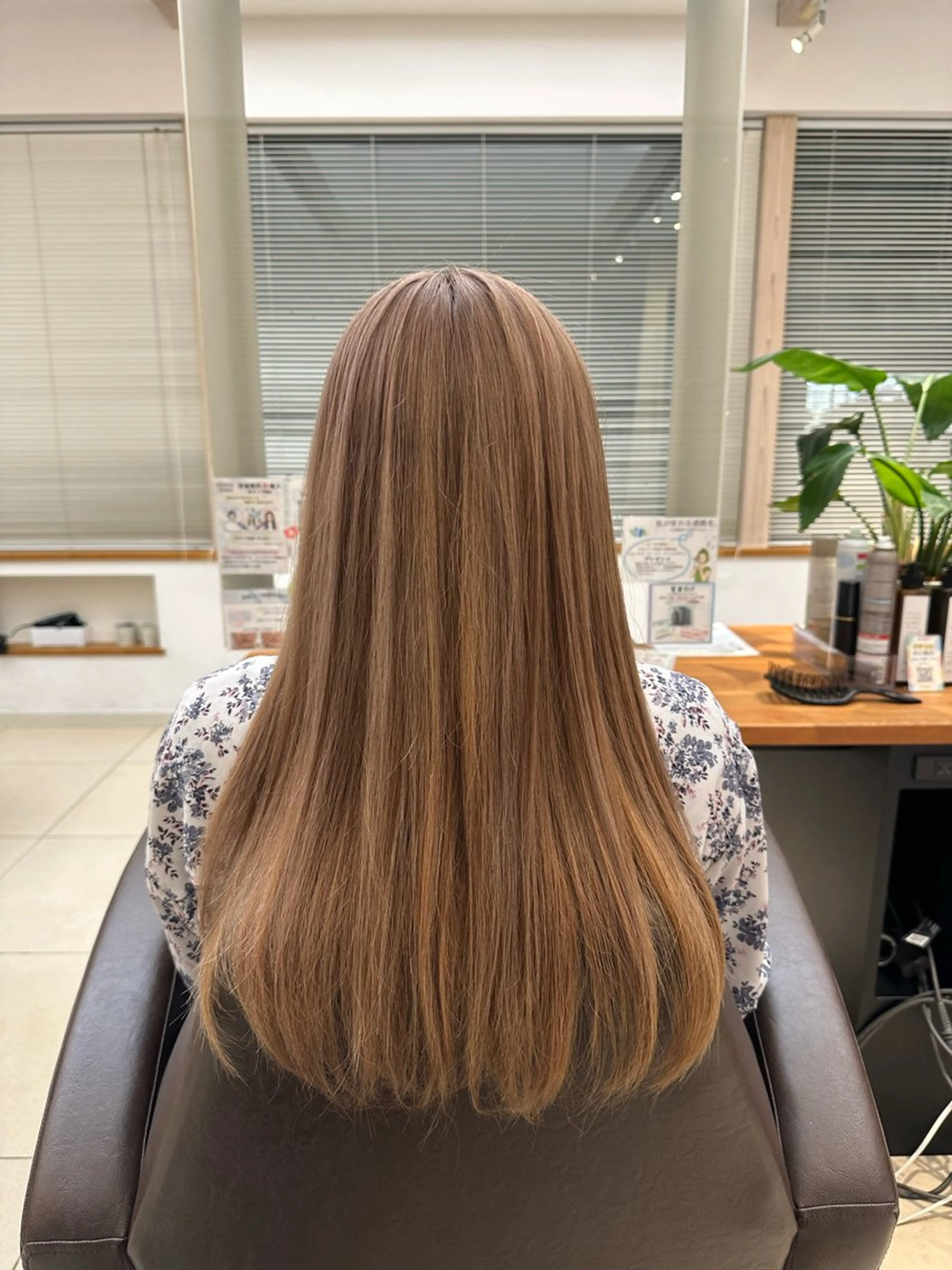 ケアブリーチ+オンカラー(リタッチなし、全頭ブリーチ)の写真