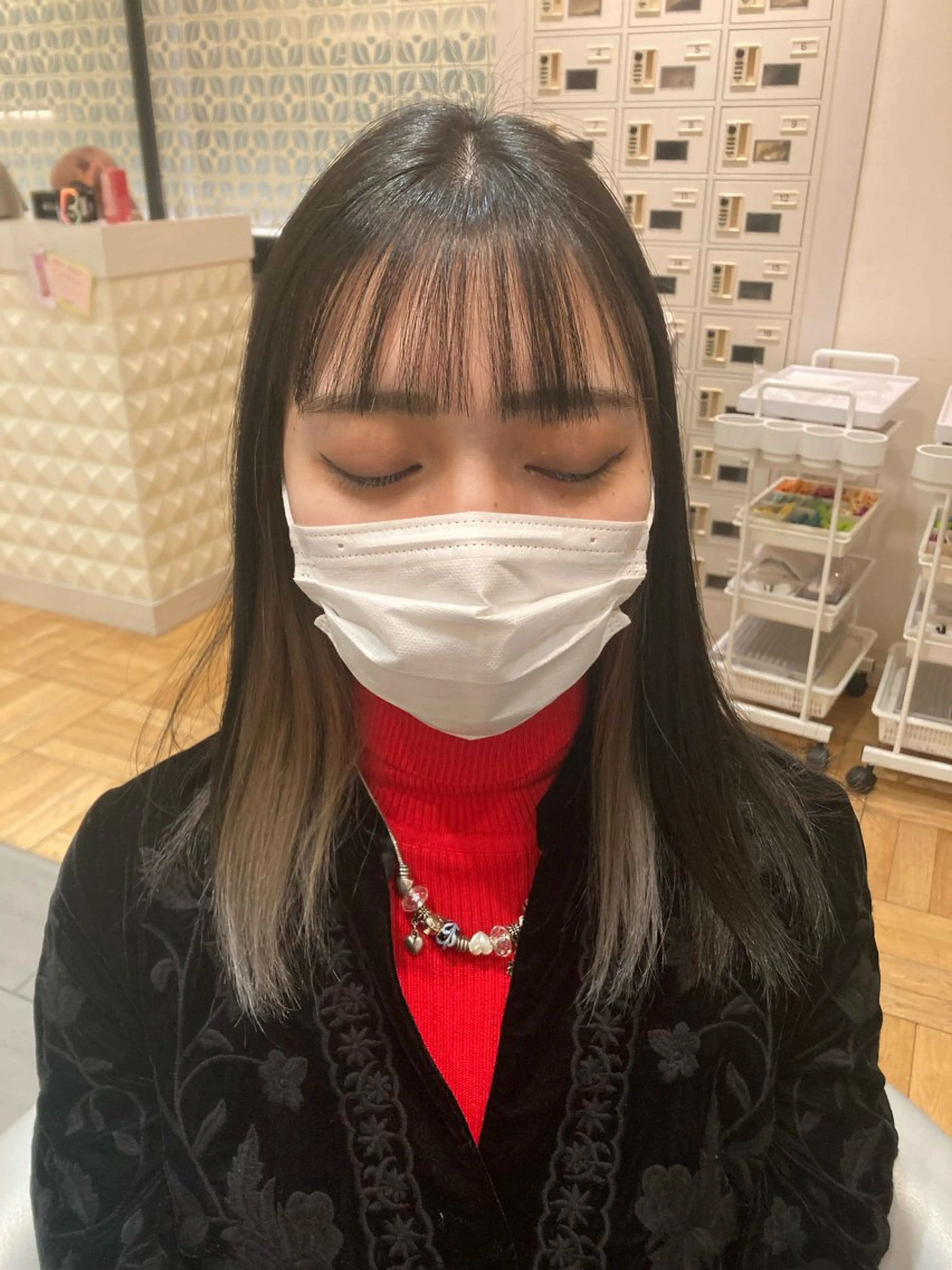 ロング カラー ブリーチ ブロンド イヤリングカラー インナーカラー シルバー カット ヘアカラー 西田 夏望のヘアスタイル