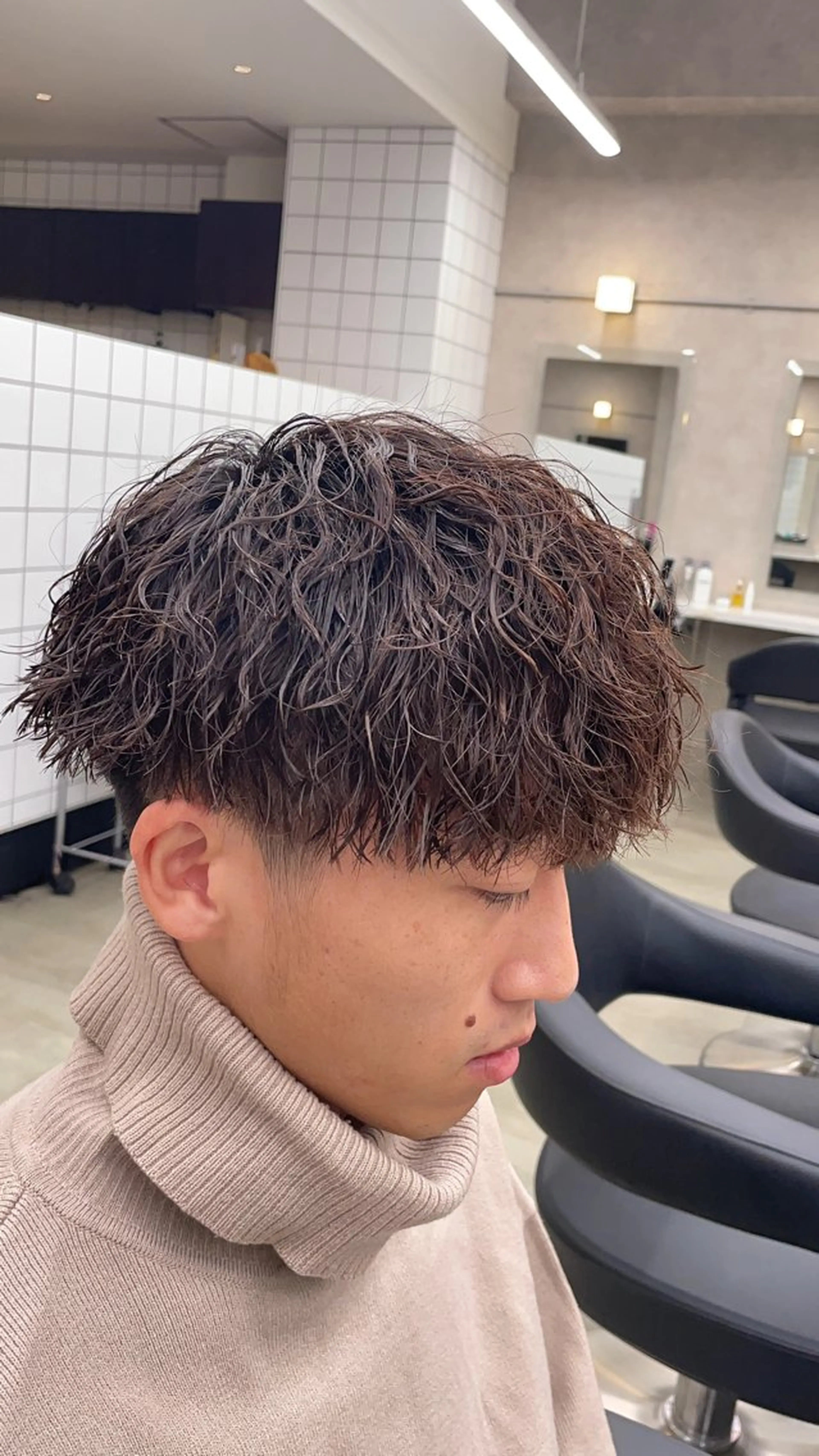 セミロング パーマ ヘアアレンジ メンズ メンズパーマ セミロングパーマ 顔まわりカット の達人のヘアスタイル