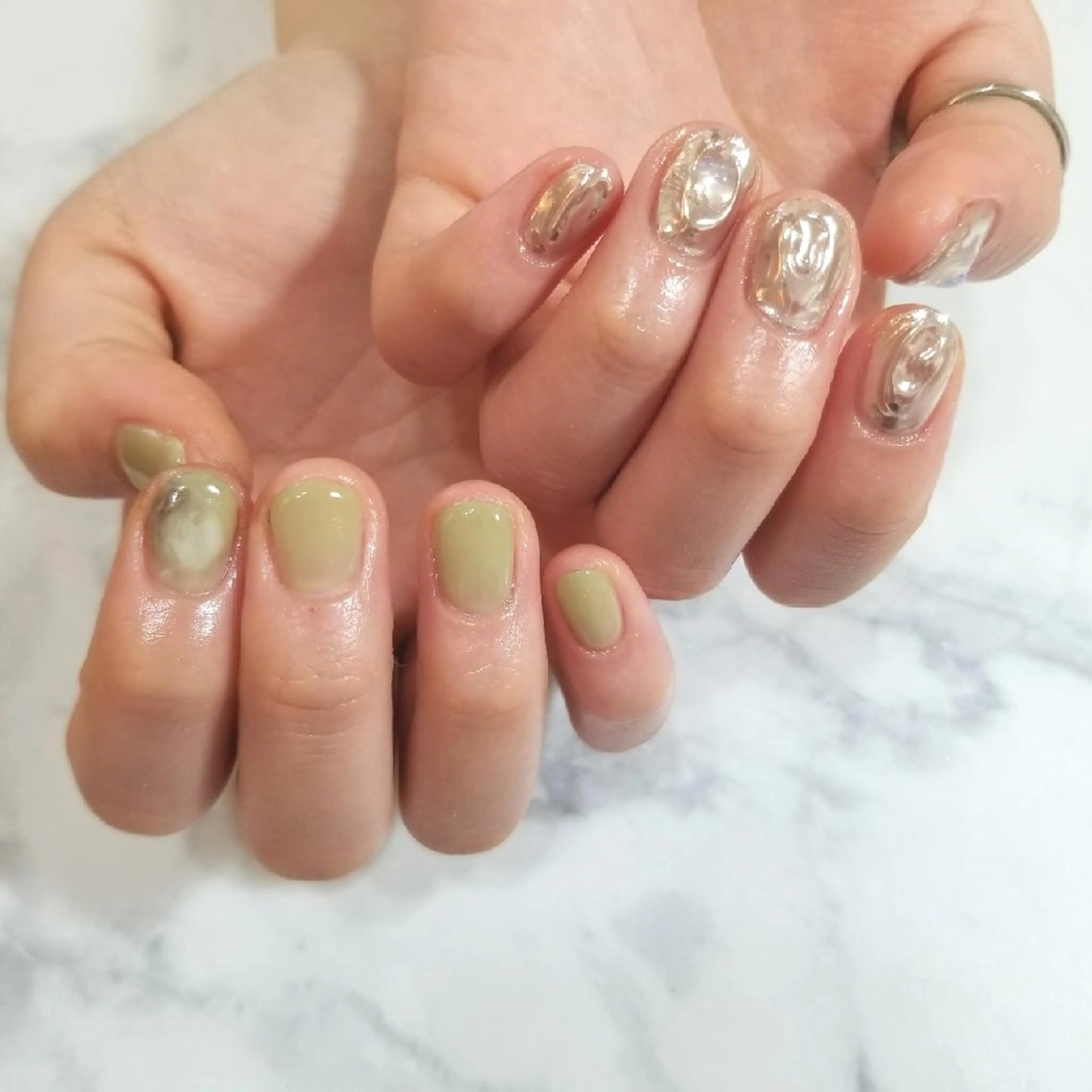ネイル ミラーネイル ピスタチオネイル ハンドネイル nailatelier nijiiro.所属・nijiiro🌈 サトウのネイルデザイン