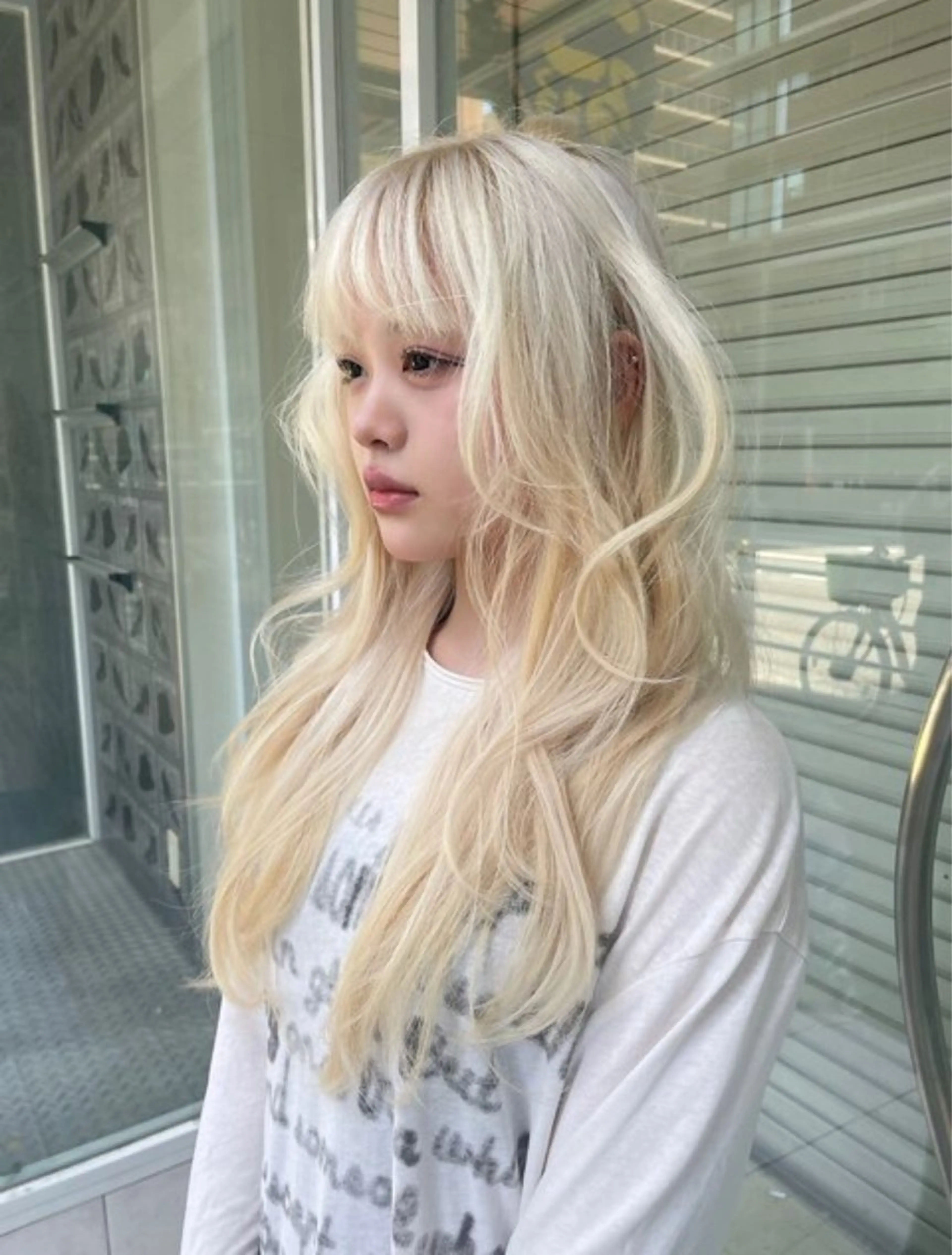 セミロング カラー アッシュ アッシュグレー ベージュカラー ブリーチ ブロンド ヘアカラー トリートメント 【美髪ハイトーン】 髪質改善/大和🎀のヘアスタイル