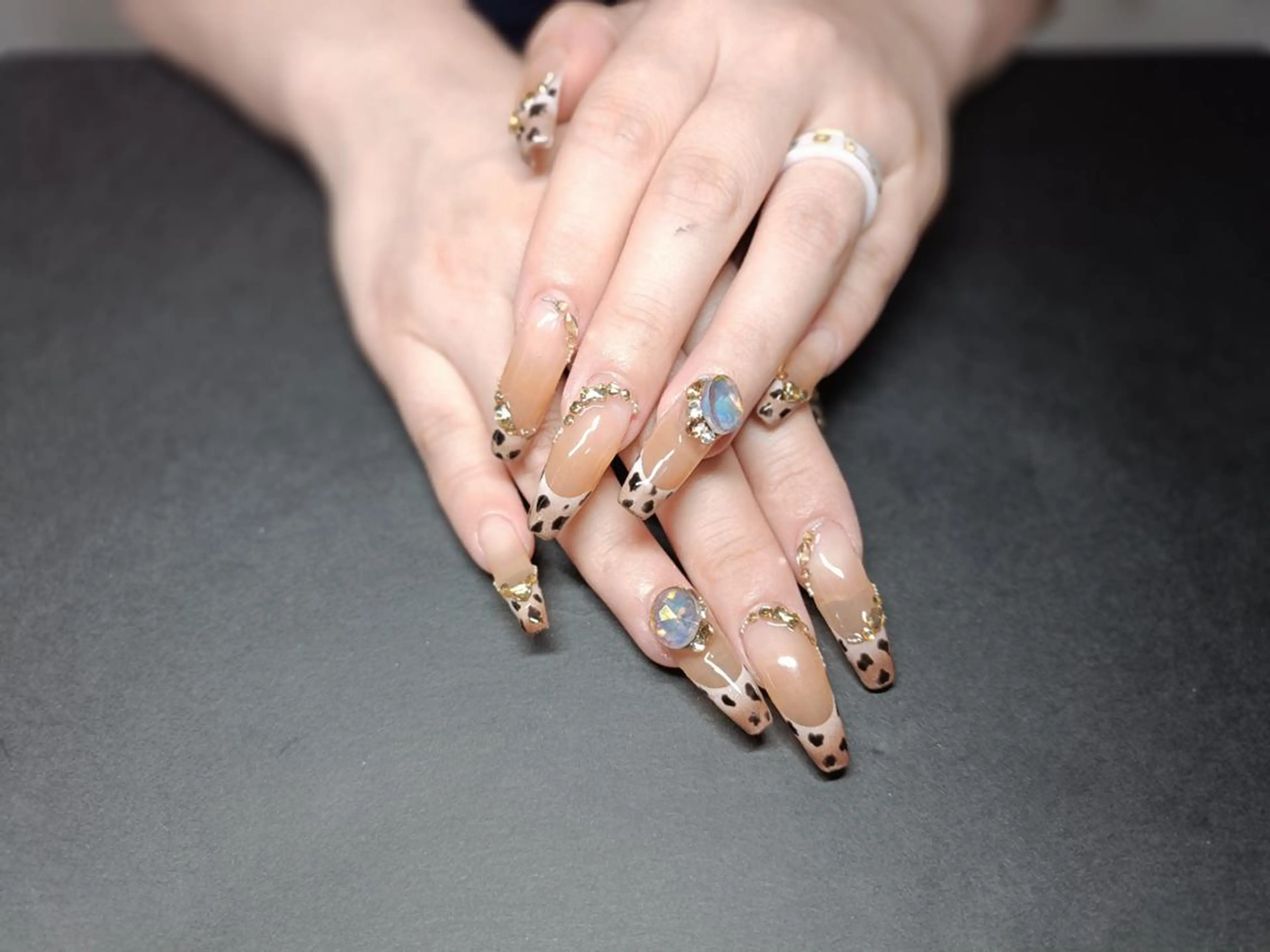 チップ長さ出しデザインネイルの写真