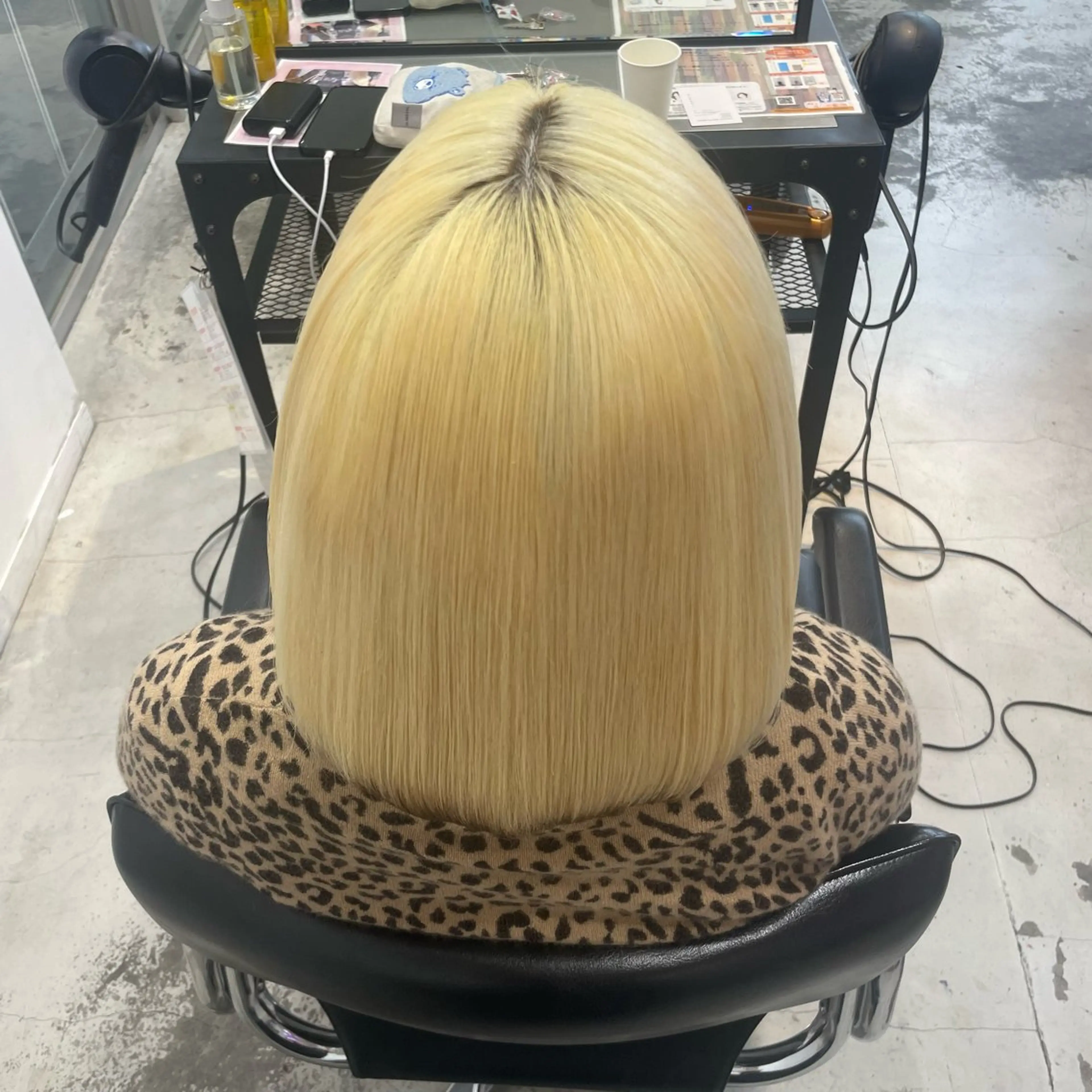 ショート カラー HIKARI🐈‍⬛ ハイトーン×デザインのヘアスタイル