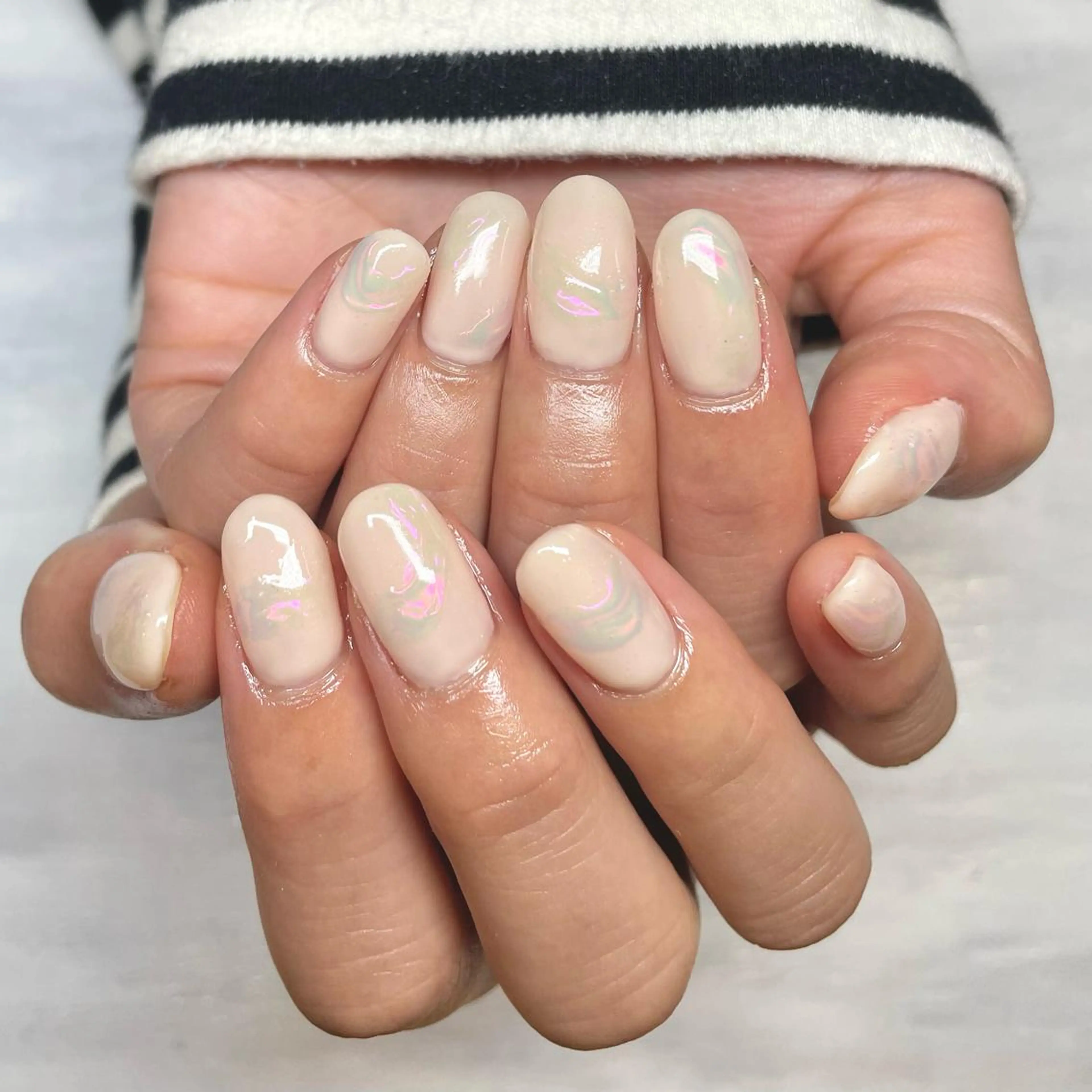 ネイル オーロラネイル ホワイト Nail Room uimのネイルデザイン