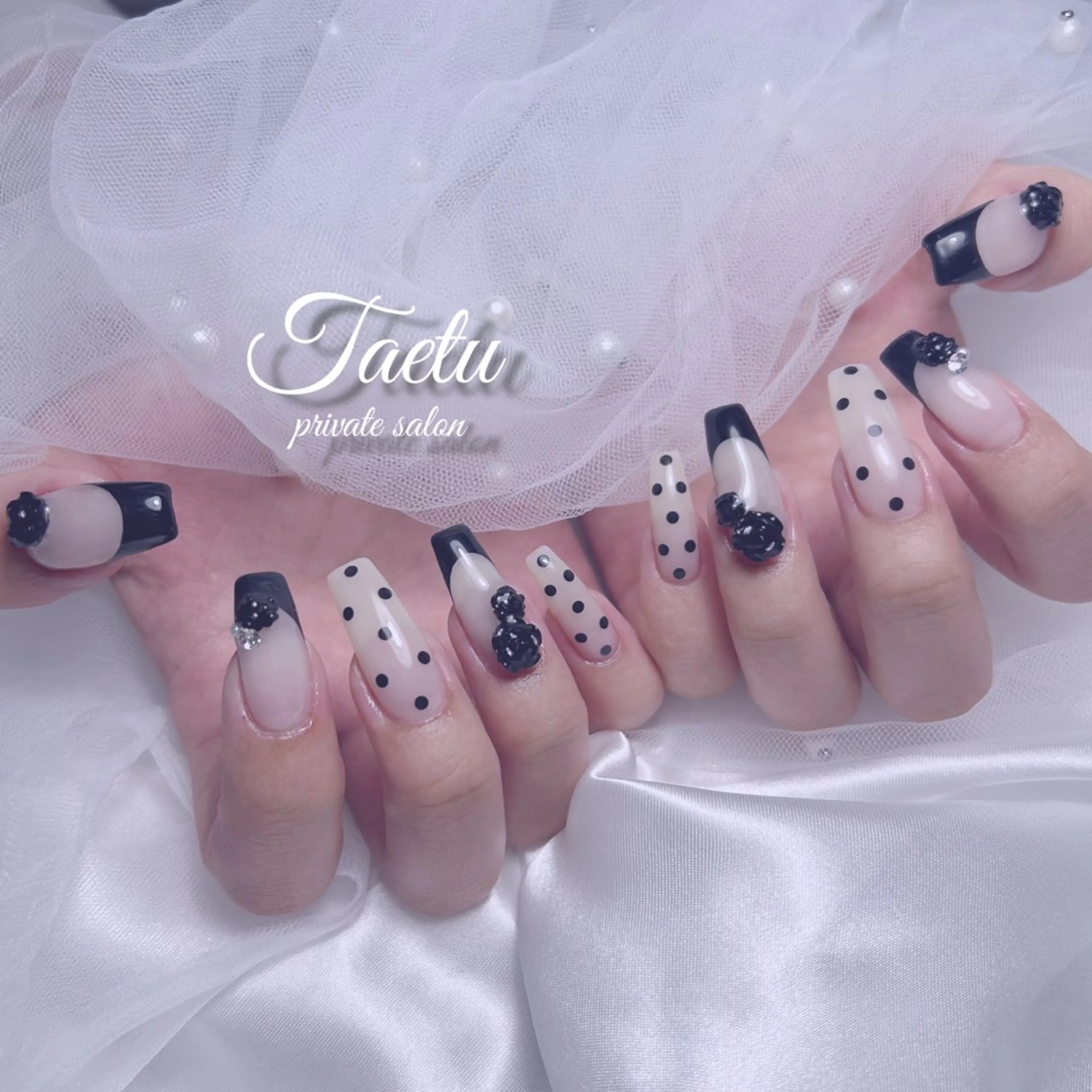 ネイル ドット フレンチネイル ホワイト 𝐓𝐀𝐄𝐓𝐔 💜Ayumiのネイルデザイン