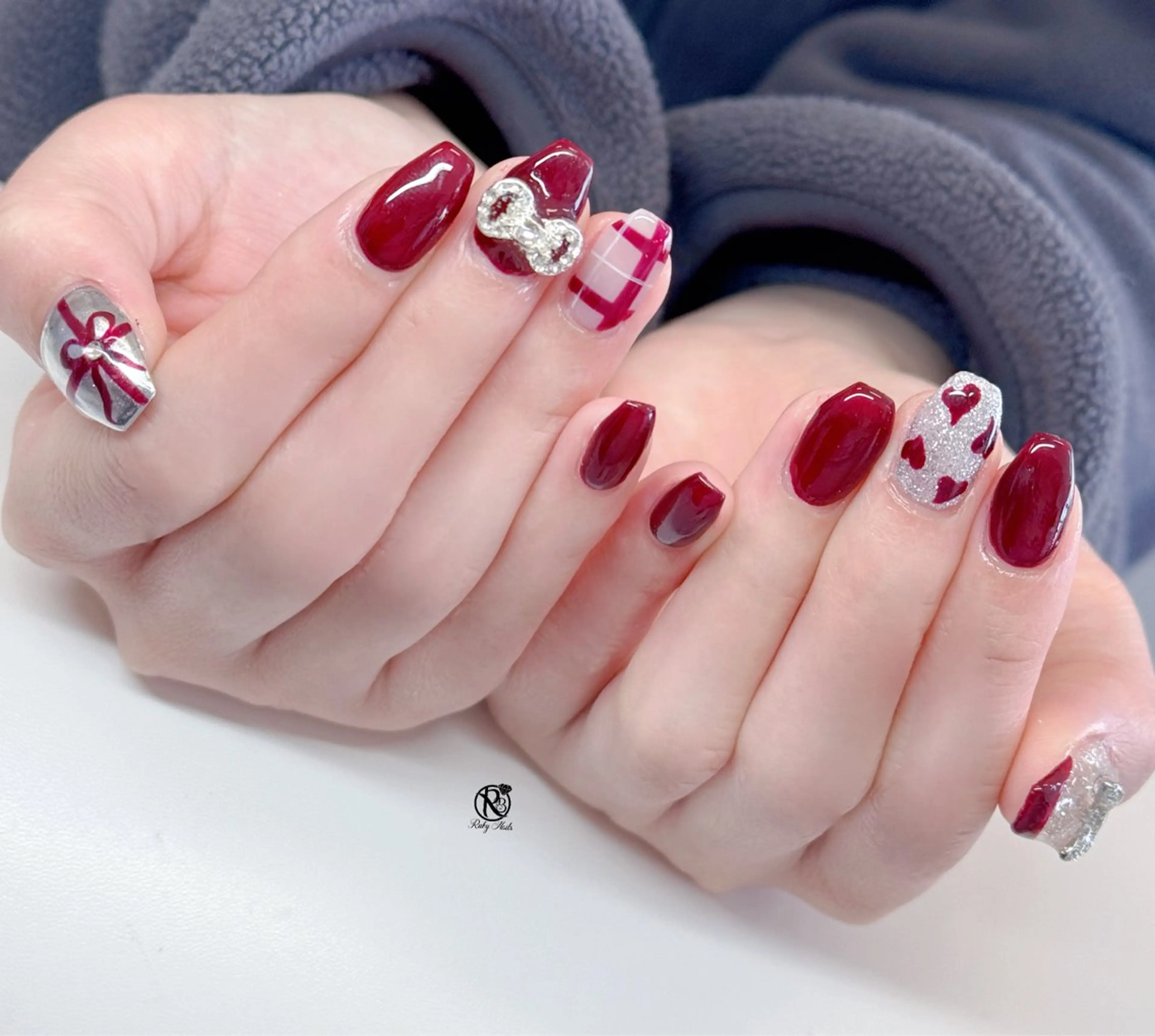 ネイル ボルドー ブラウン チークネイル ドット フットネイル ハンドネイル CHERRYネイルサロン所属・チェリネイルサロン 霞ヶ関のネイルデザイン