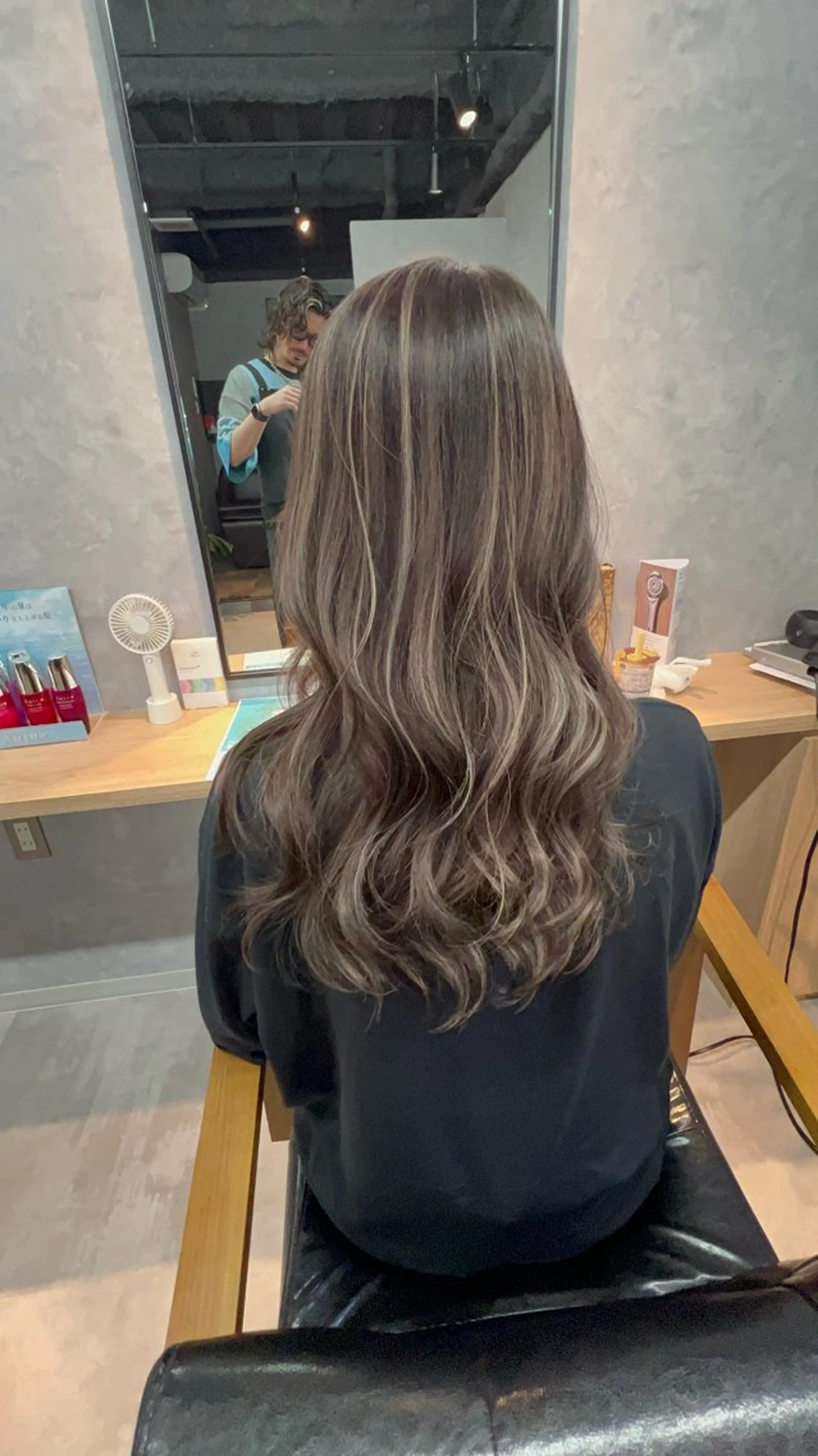 セミロング ヘアカラー motoトップカラー リスト/ブリーチカラのヘアスタイル