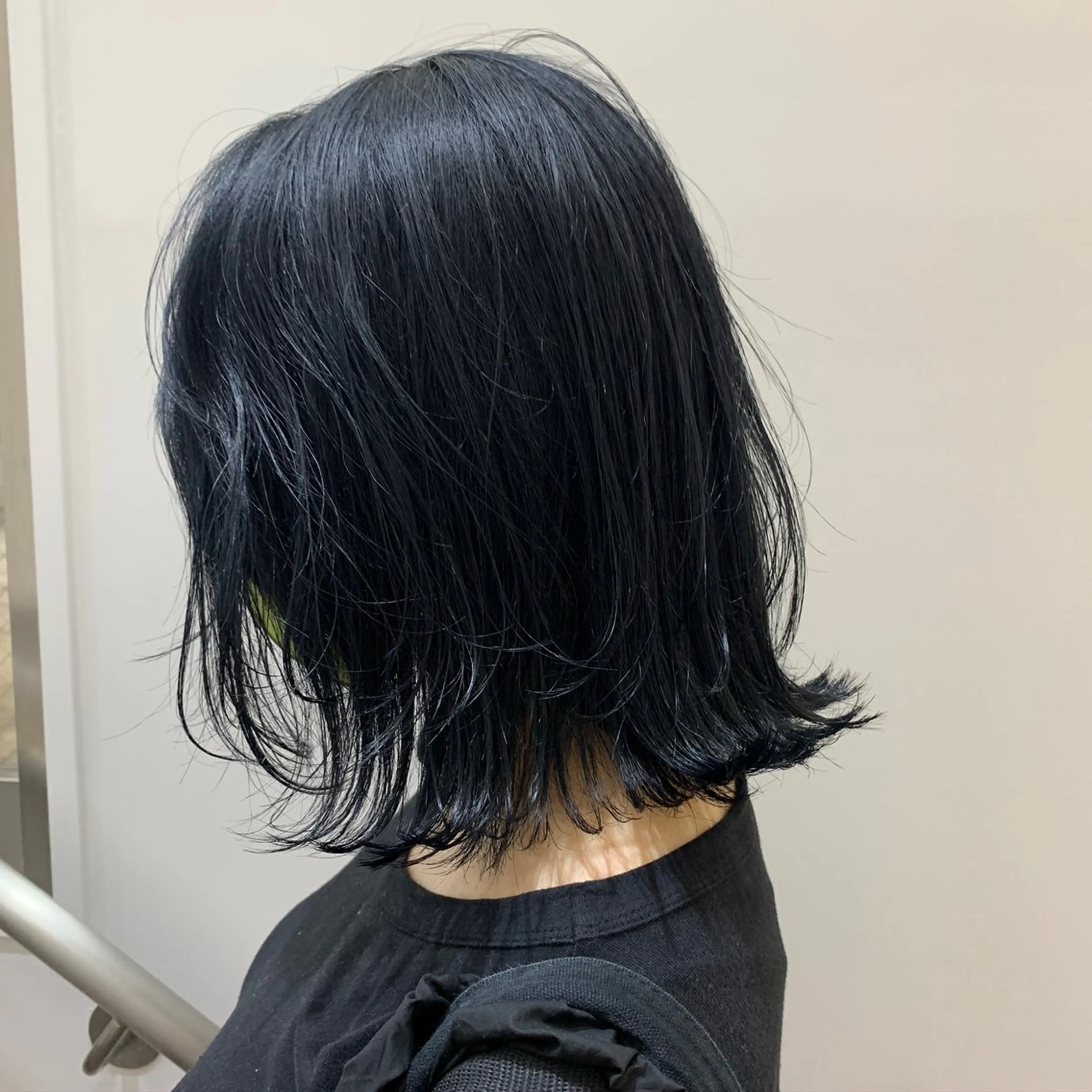 ミディアム カラー 黒髪 ブルーカラー ブルーブラック ヘアカラー トリートメント SYS by fit /HONOKAのヘアスタイル