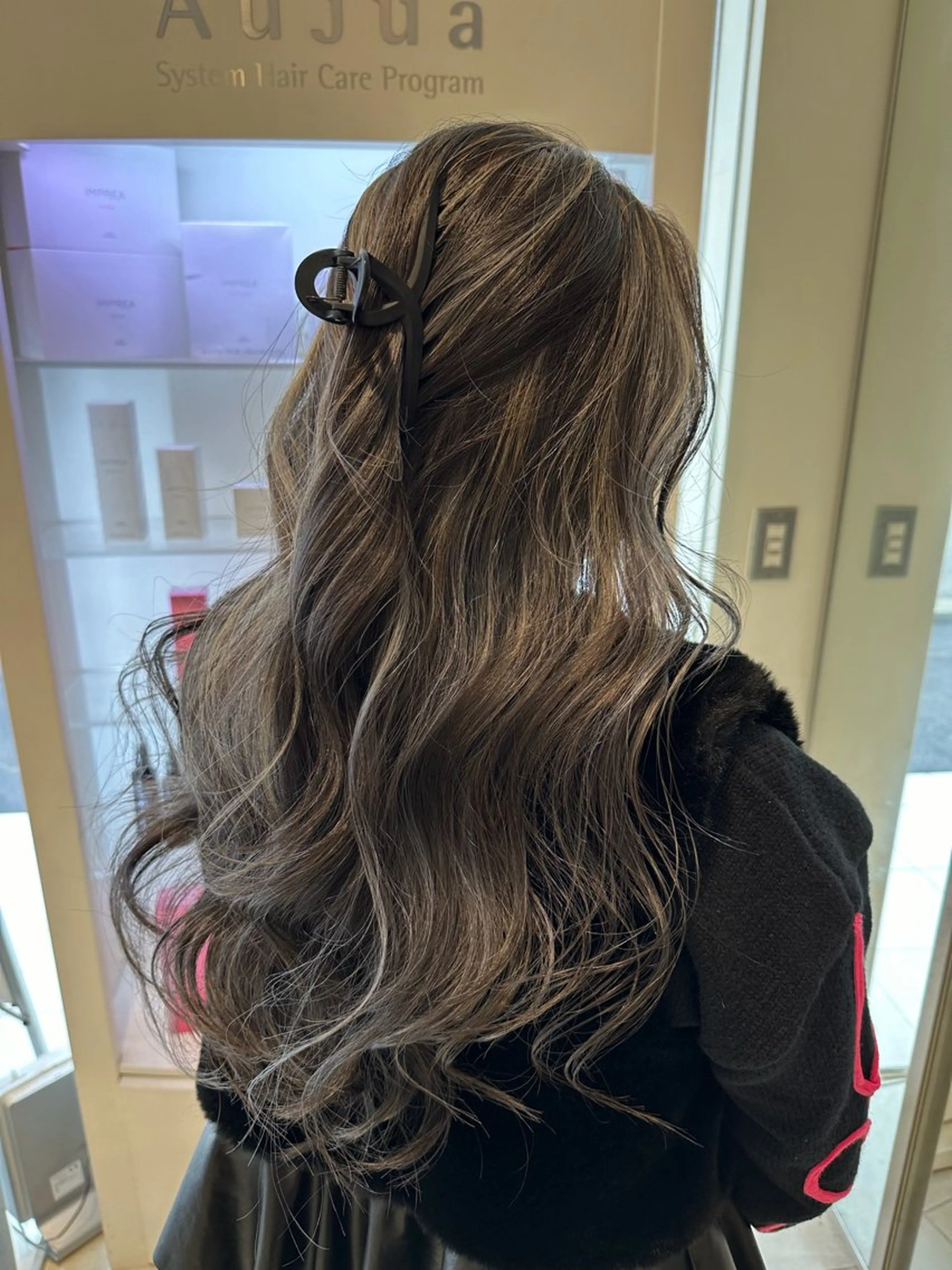 ロング カラー 海希/ブリーチ透明カ ラー/レイヤーカットのヘアスタイル