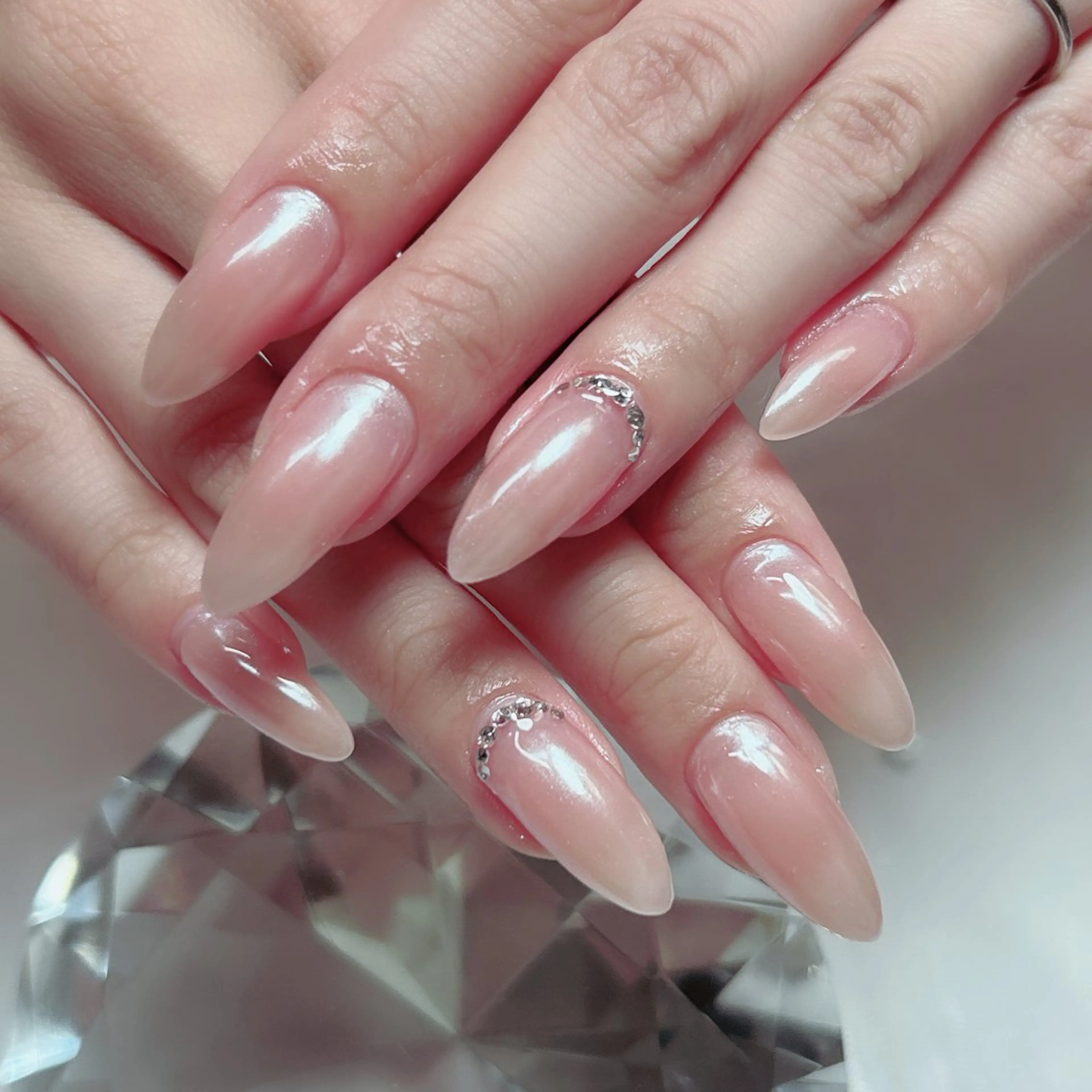 ネイル オーロラネイル フラワーネイル フレンチネイル キラキラネイル ラメ(グリッター) ハンドネイル Cute Tips nailのネイルデザイン