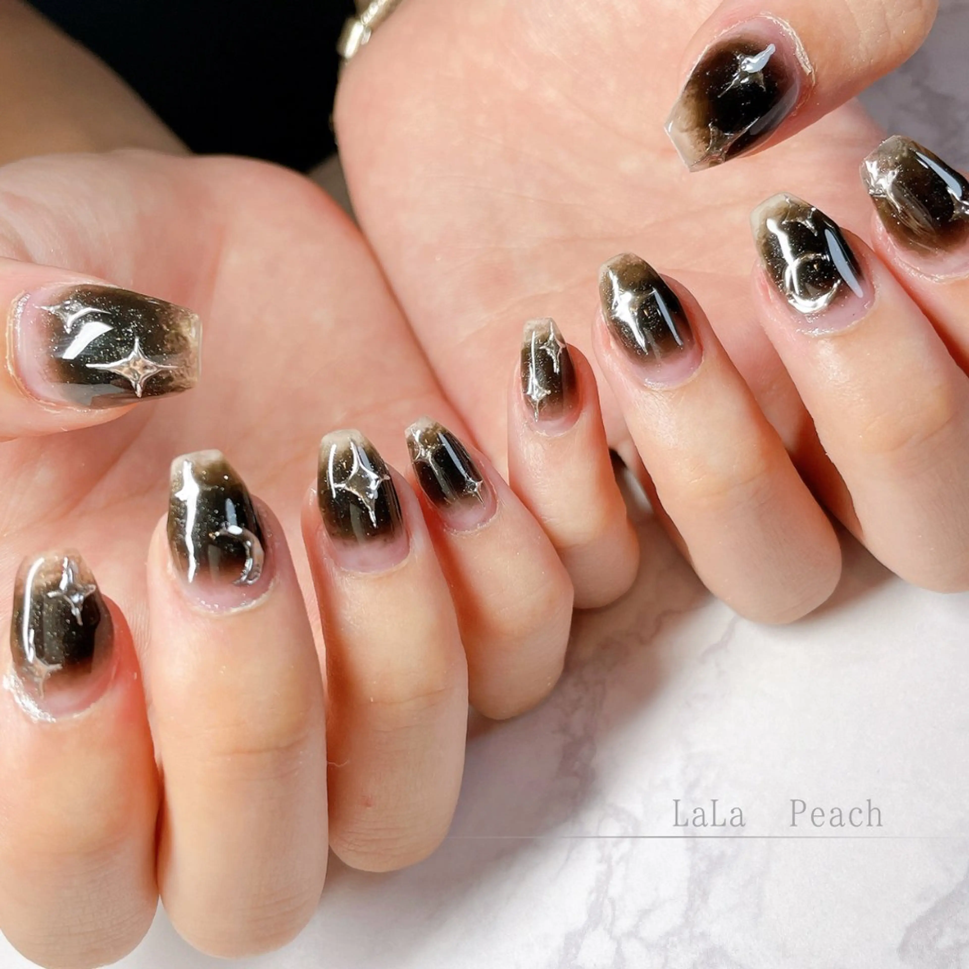 ネイル アートネイル チークネイル ジェルネイル ミラーネイル シルバー ハンドネイル LaLa Peach 福岡のマツエク・マツパデザイン
