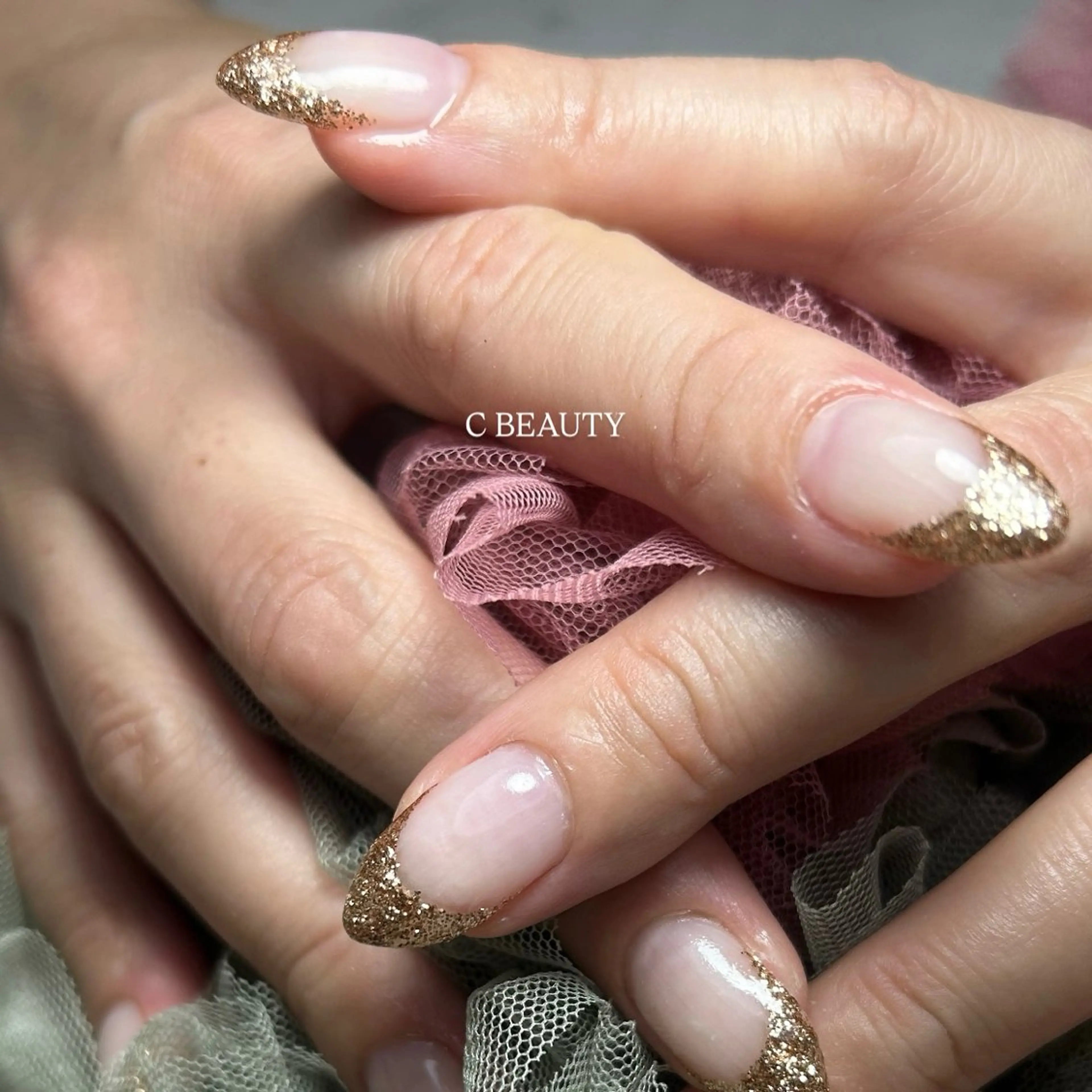 ネイル フレンチネイル ゴールド ラメ(グリッター) C BEAUTY／ KAEDEのネイルデザイン