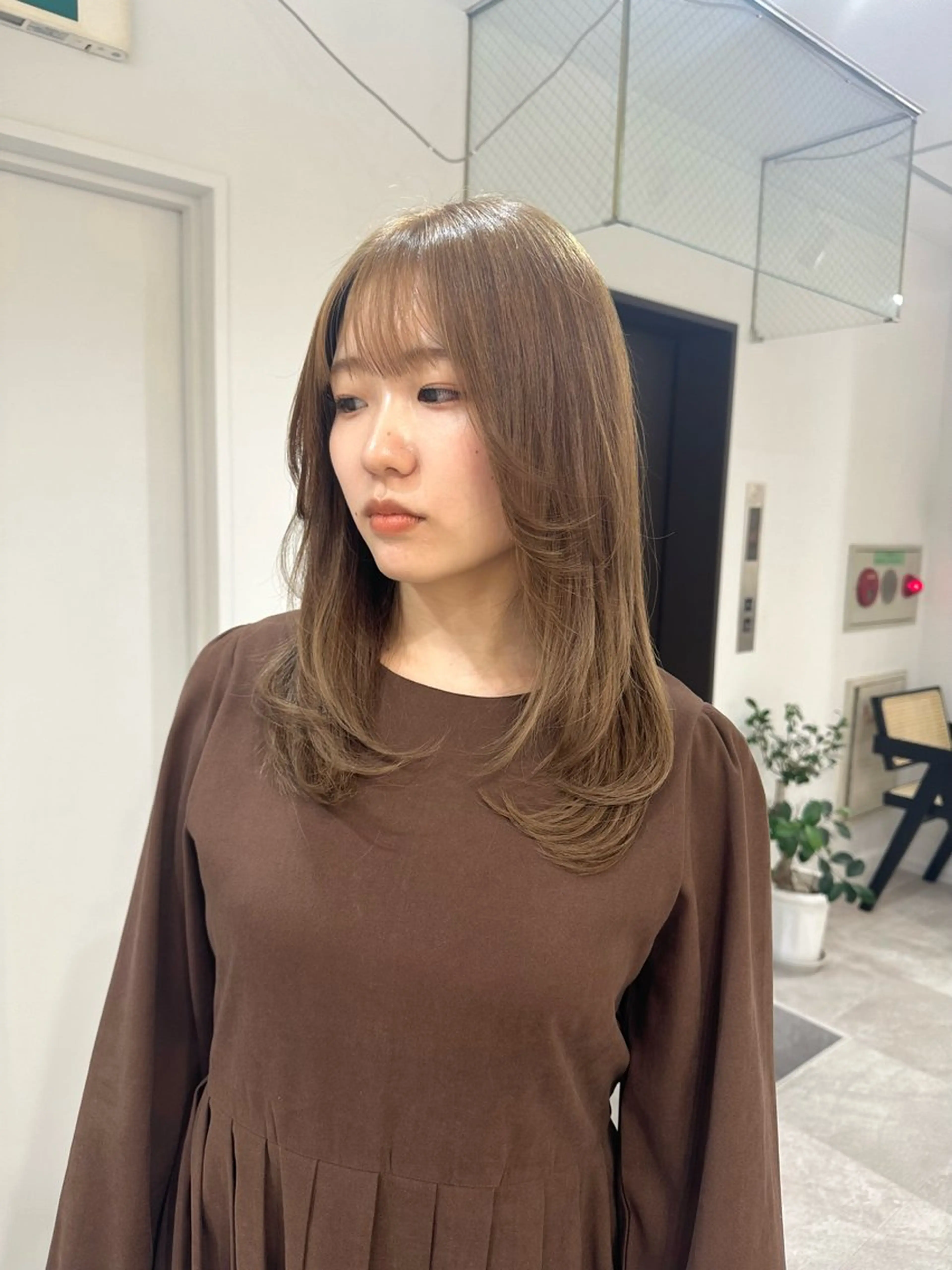 セミロング カラー ヘアアレンジ ベージュカラー ブリーチ ダブルカラー ミルクティーベージュ ブリーチなしカラー カット ヘアカラー SALOWIN京都河原町Suite店所属・外国人風レイヤー/ ハイトーンSHUのヘアスタイル