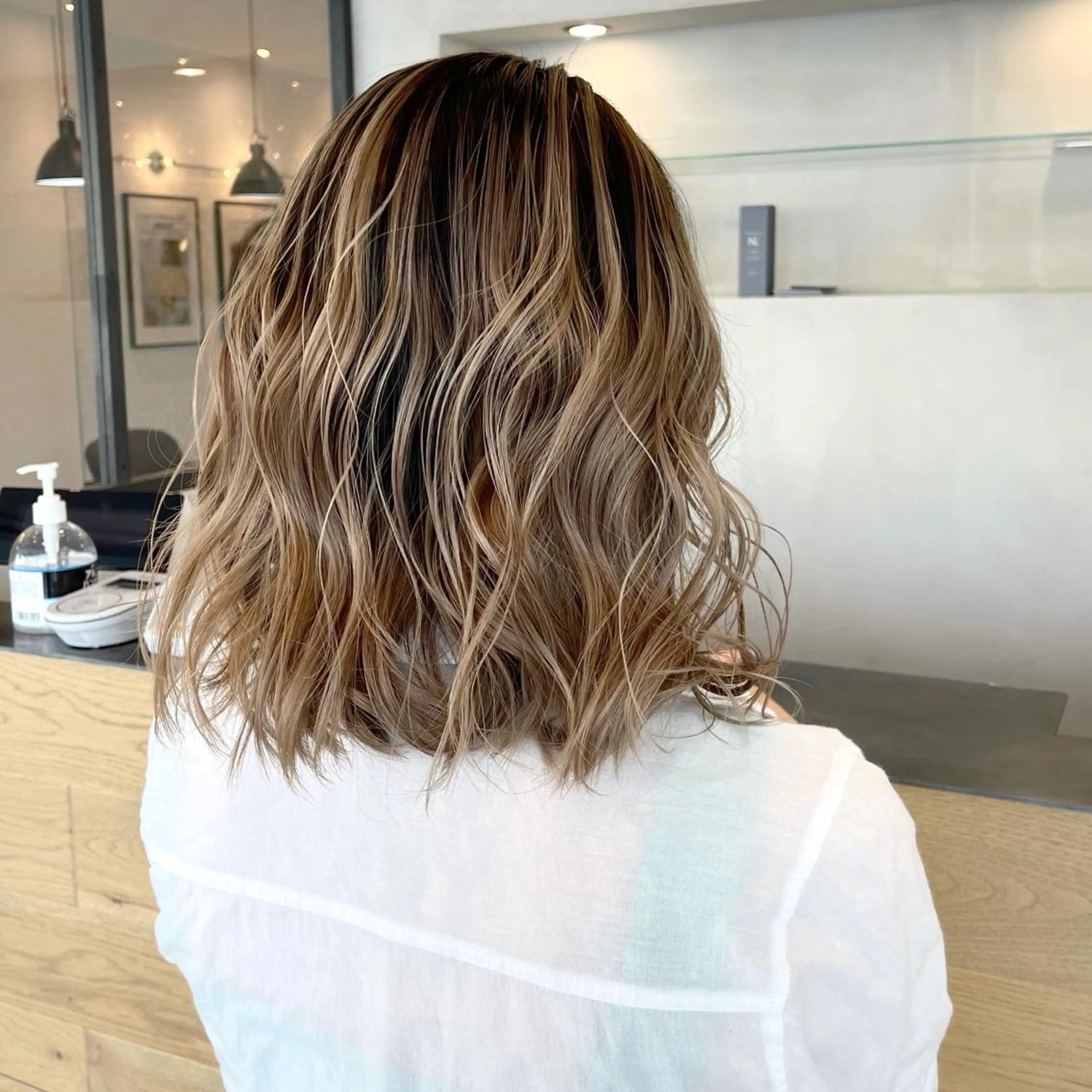 ミディアム カラー ヘアアレンジ バレイヤージュ デザインカラー ハイライトカラー 外国人風カラー ハイライト カット ヘアカラー トリートメント アンドウ ユウ/ レイヤーカット/韓国のヘアスタイル