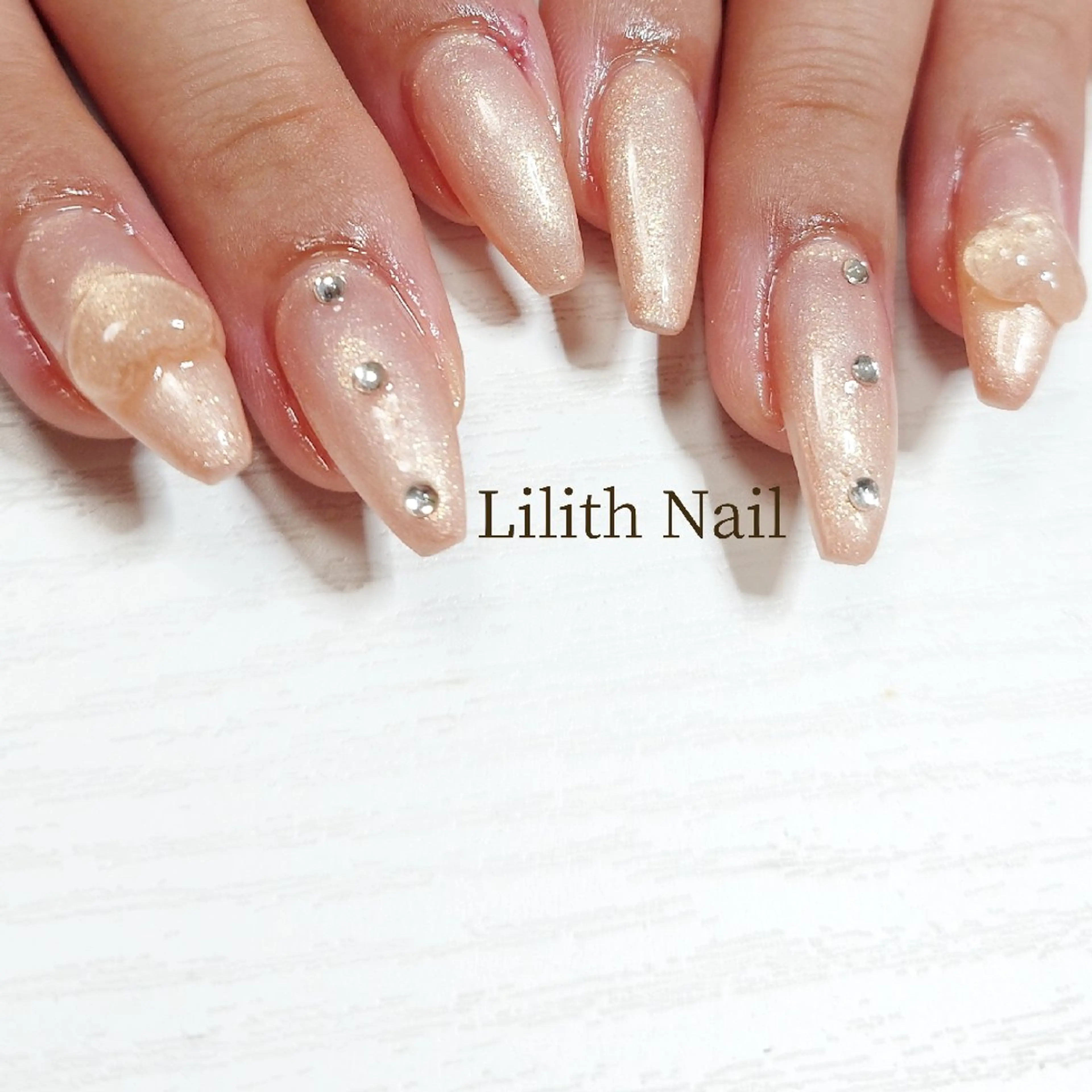 ネイル ハート ストーンネイル ハンドネイル Lilith Nailのネイルデザイン