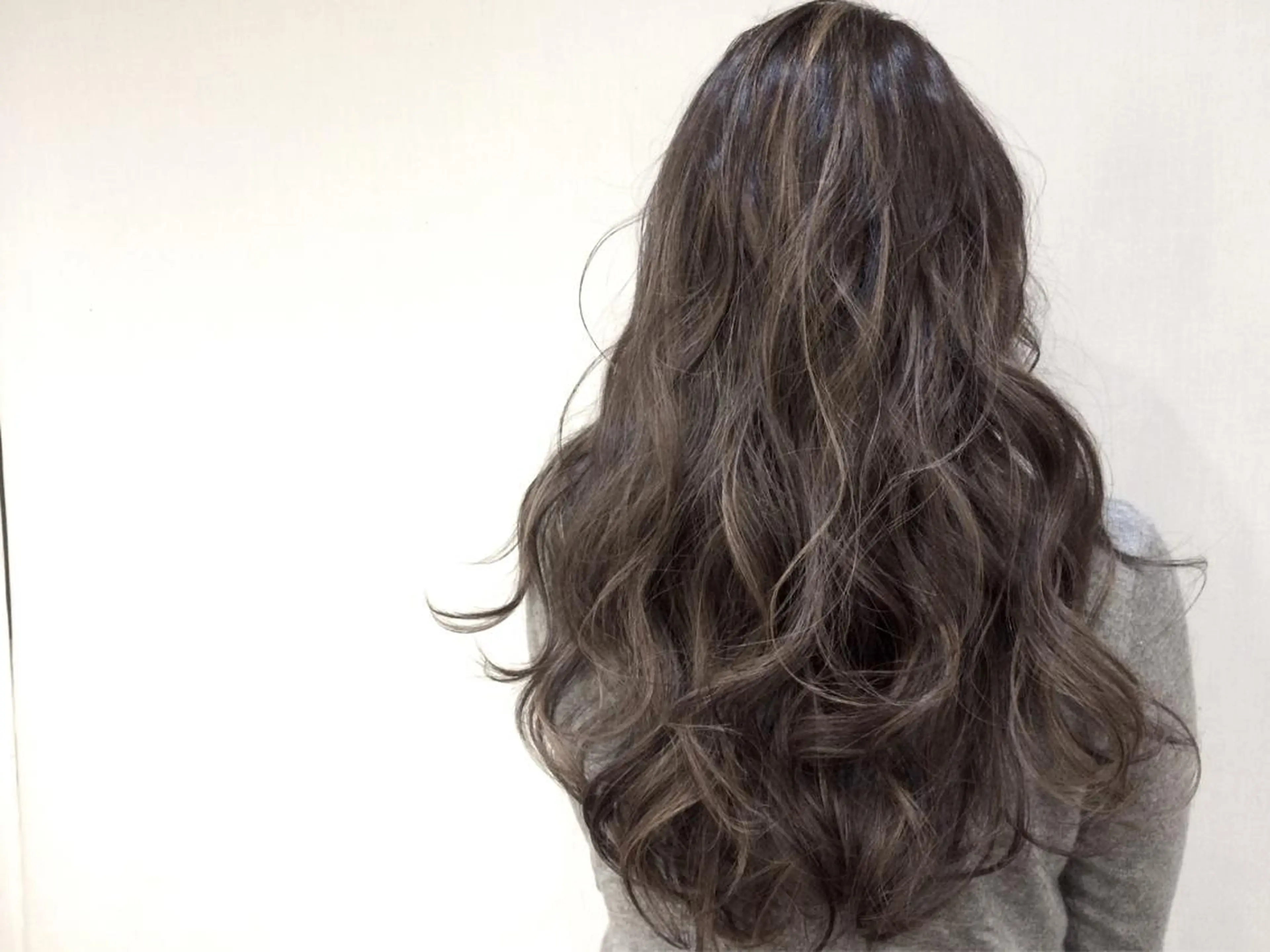 ミディアム セミロング ロング カラー ブリーチ ハイライトカラー イルミナカラー ハイライト 日々所属・谷 大地のヘアスタイル