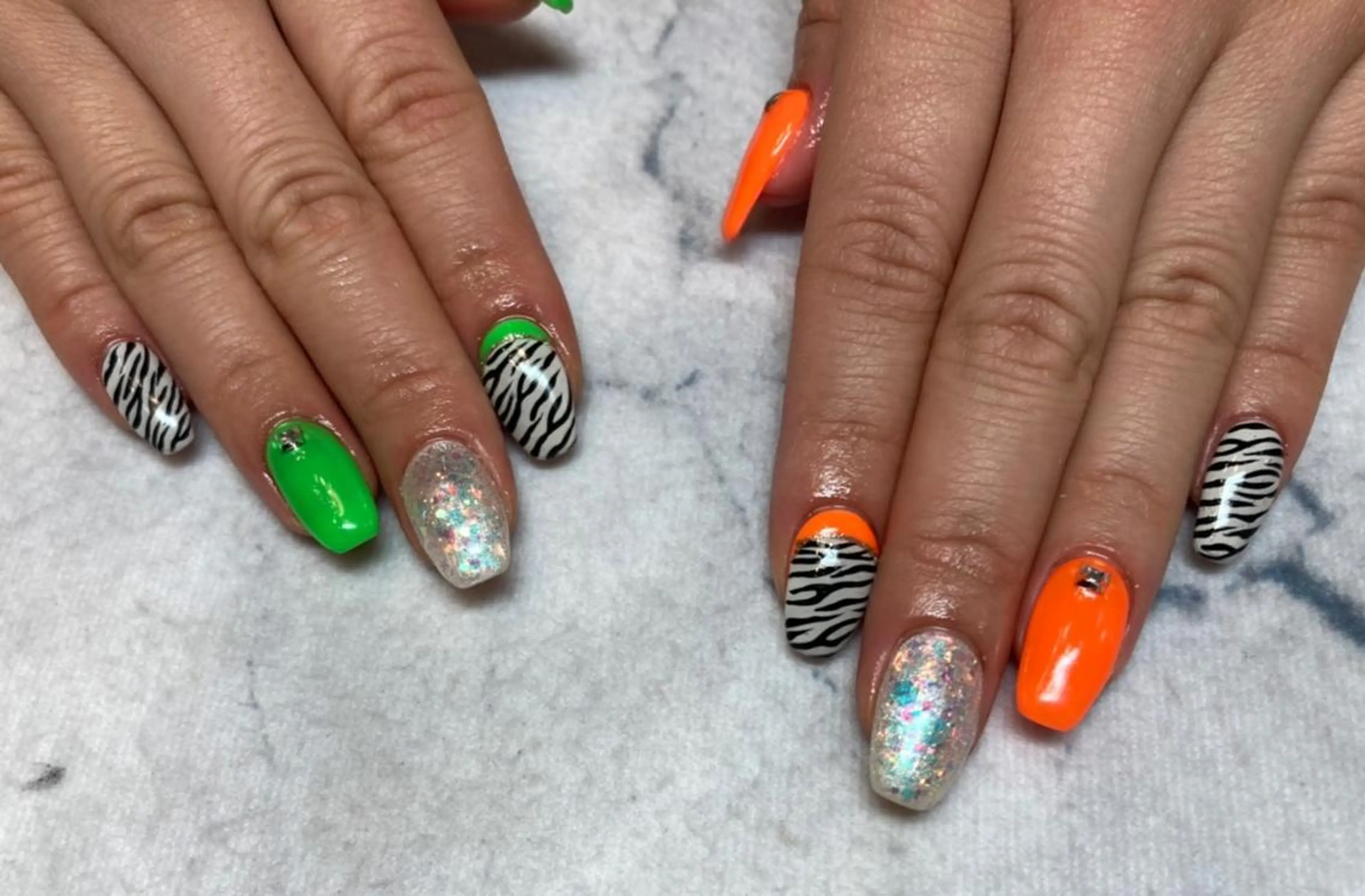 ネイル ネイルリボン 受付スタッフのネイルデザイン