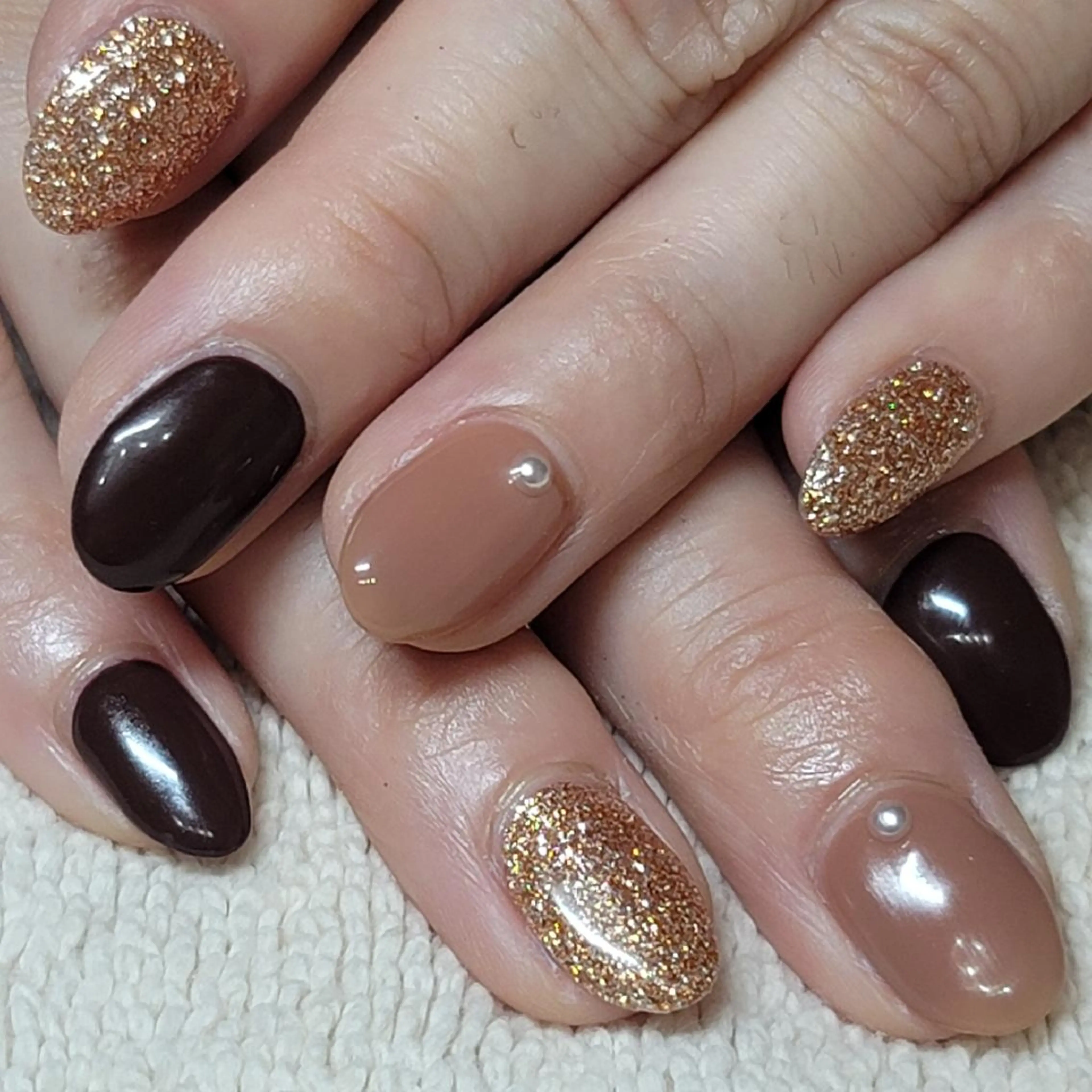 ネイル ブラウン グラデーション ラメ(グリッター) シルバー ストーンネイル ハンドネイル よしだ ひろきのネイルデザイン
