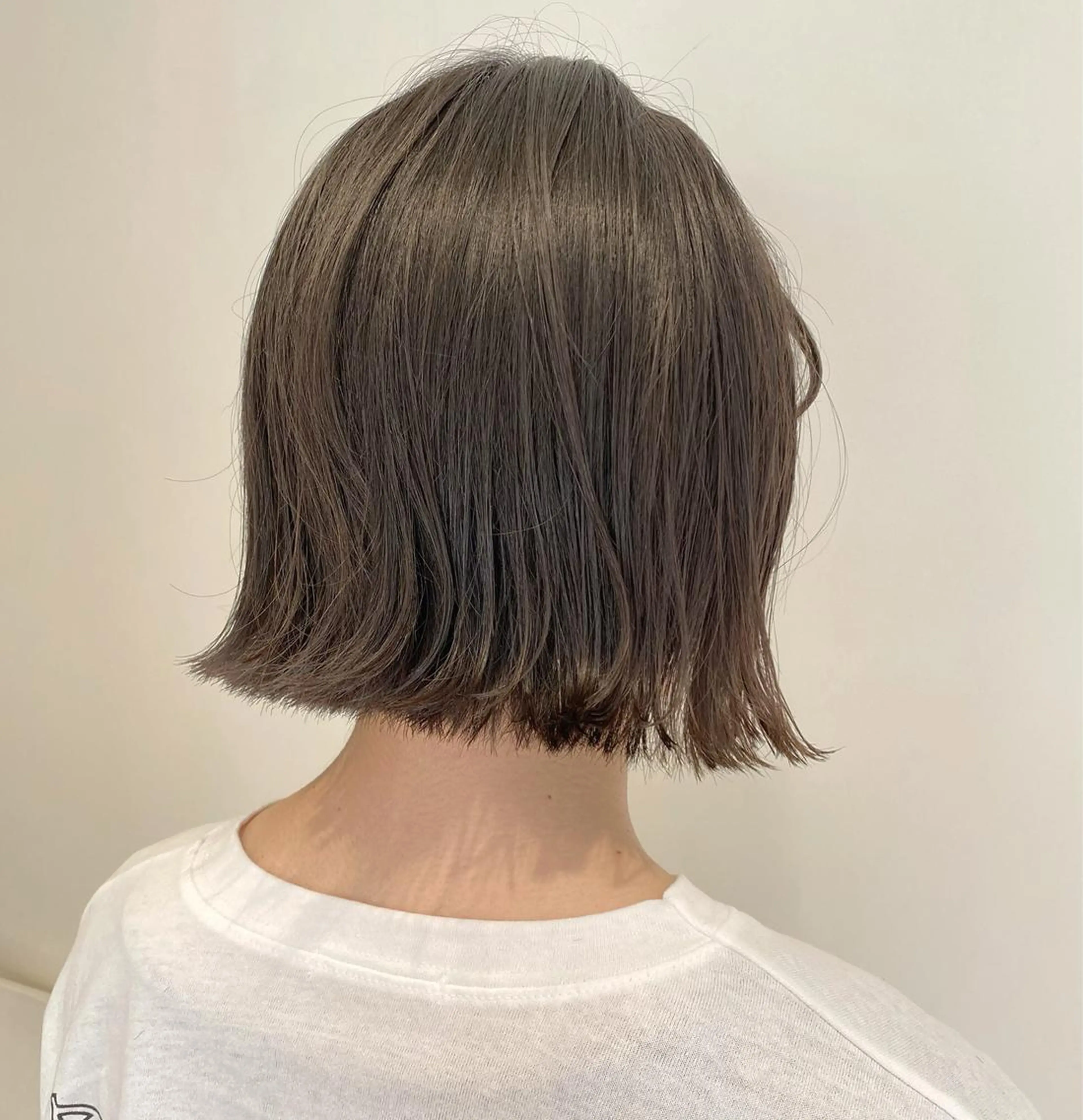 ショート カラー 切りっぱなしボブ グレージュ イルミナカラー ボブ ボブ・レイヤーカット 吉敷航一のヘアスタイル