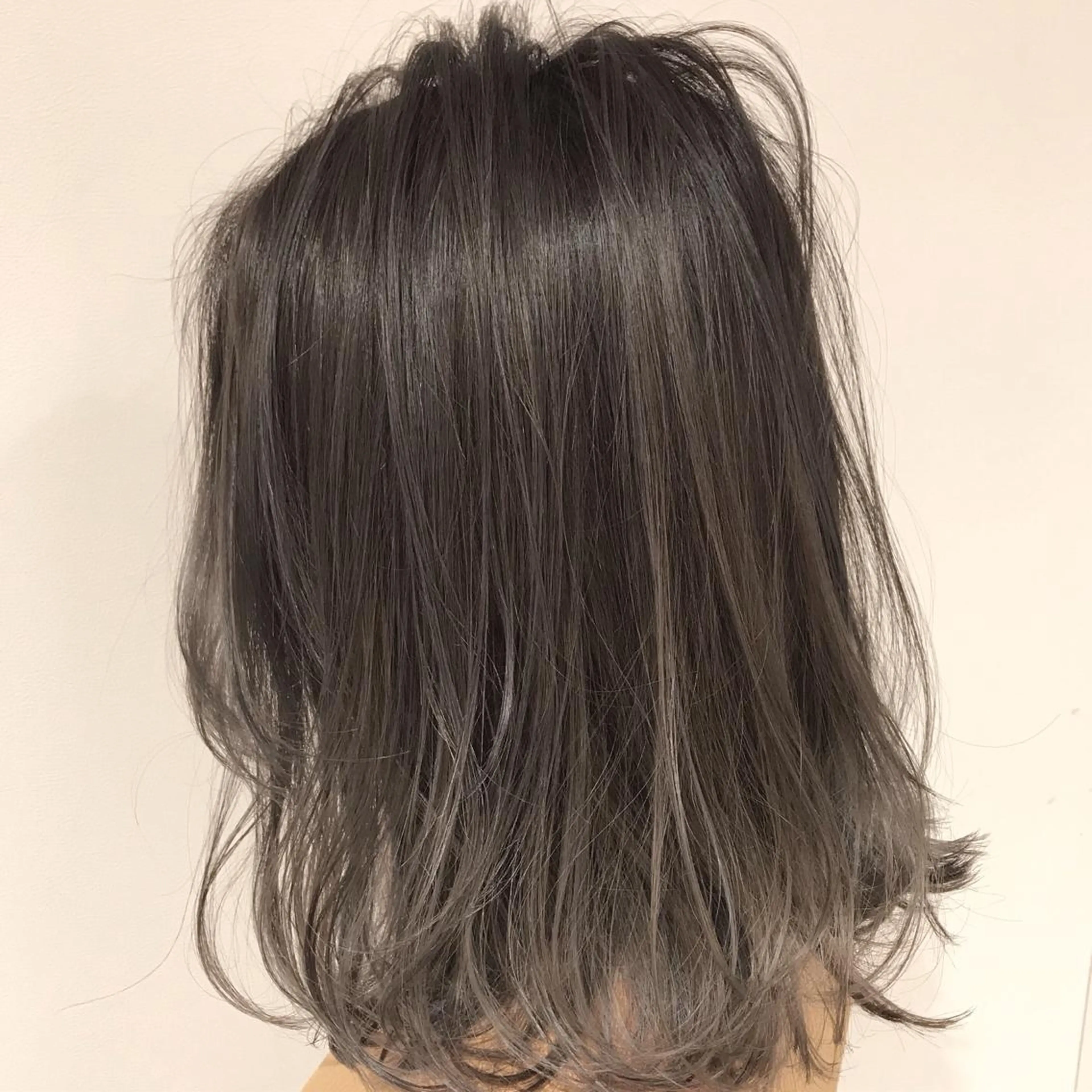 ショート カラー アッシュ アッシュグレー アッシュグレージュ バレイヤージュ ブリーチ AMI Hair  supply所属・髪質改善カラー 韓国風レイヤーのヘアスタイル