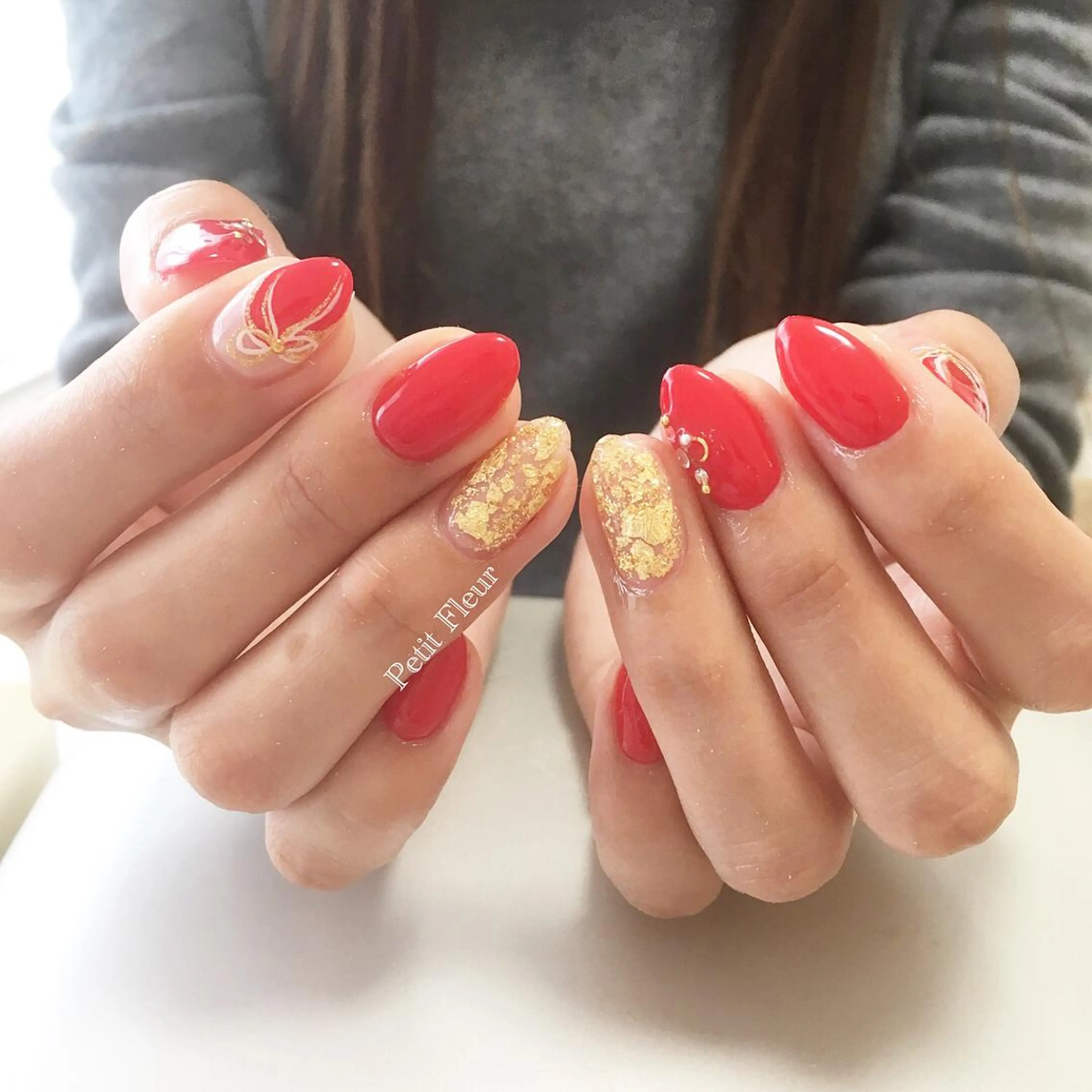 ネイル リボン ブライダルネイル Petit Fleur所属・青柳 亜梨奈のマツエク・マツパデザイン