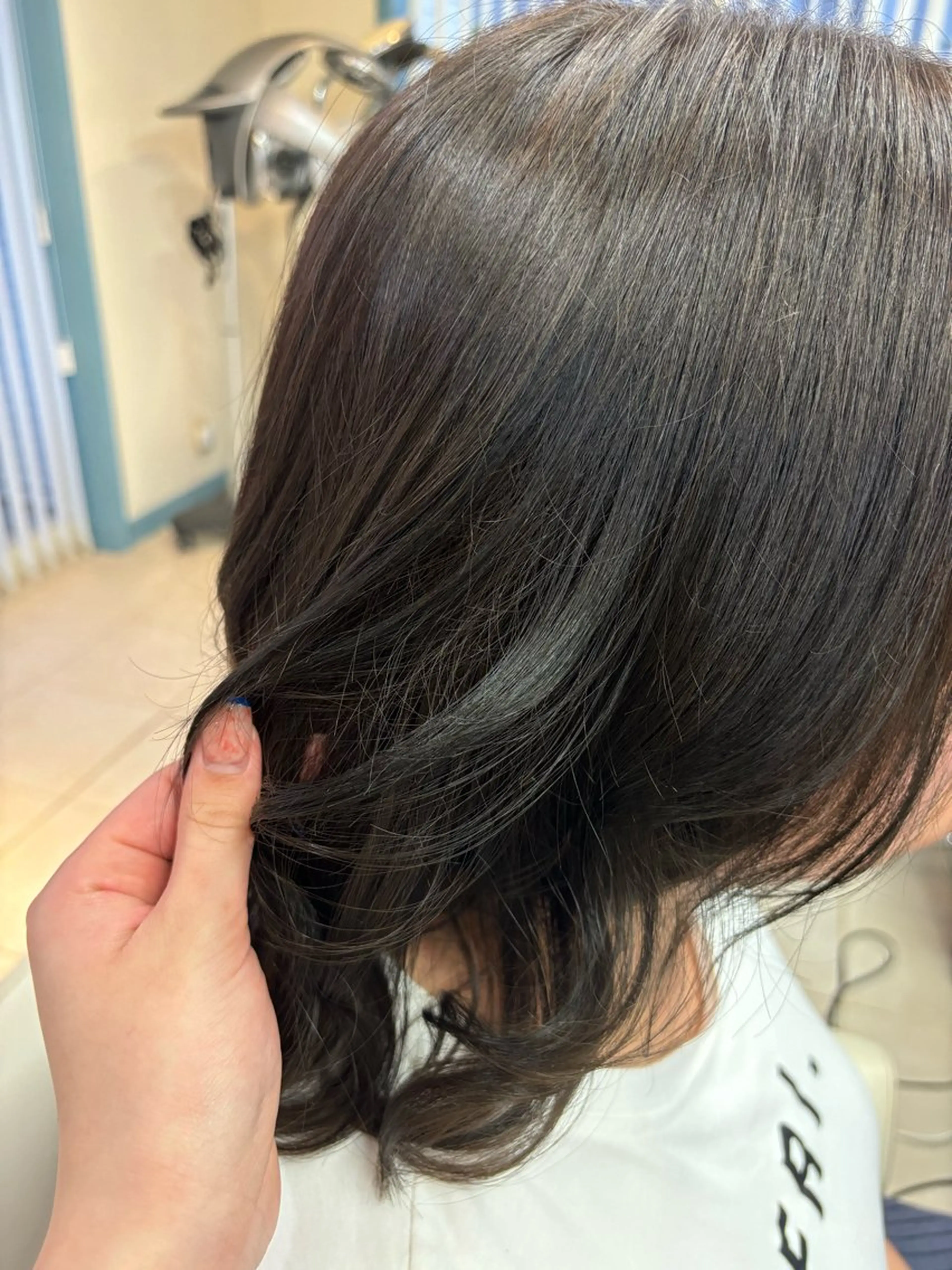 ミディアム カラー 伊藤 杏奈のヘアスタイル