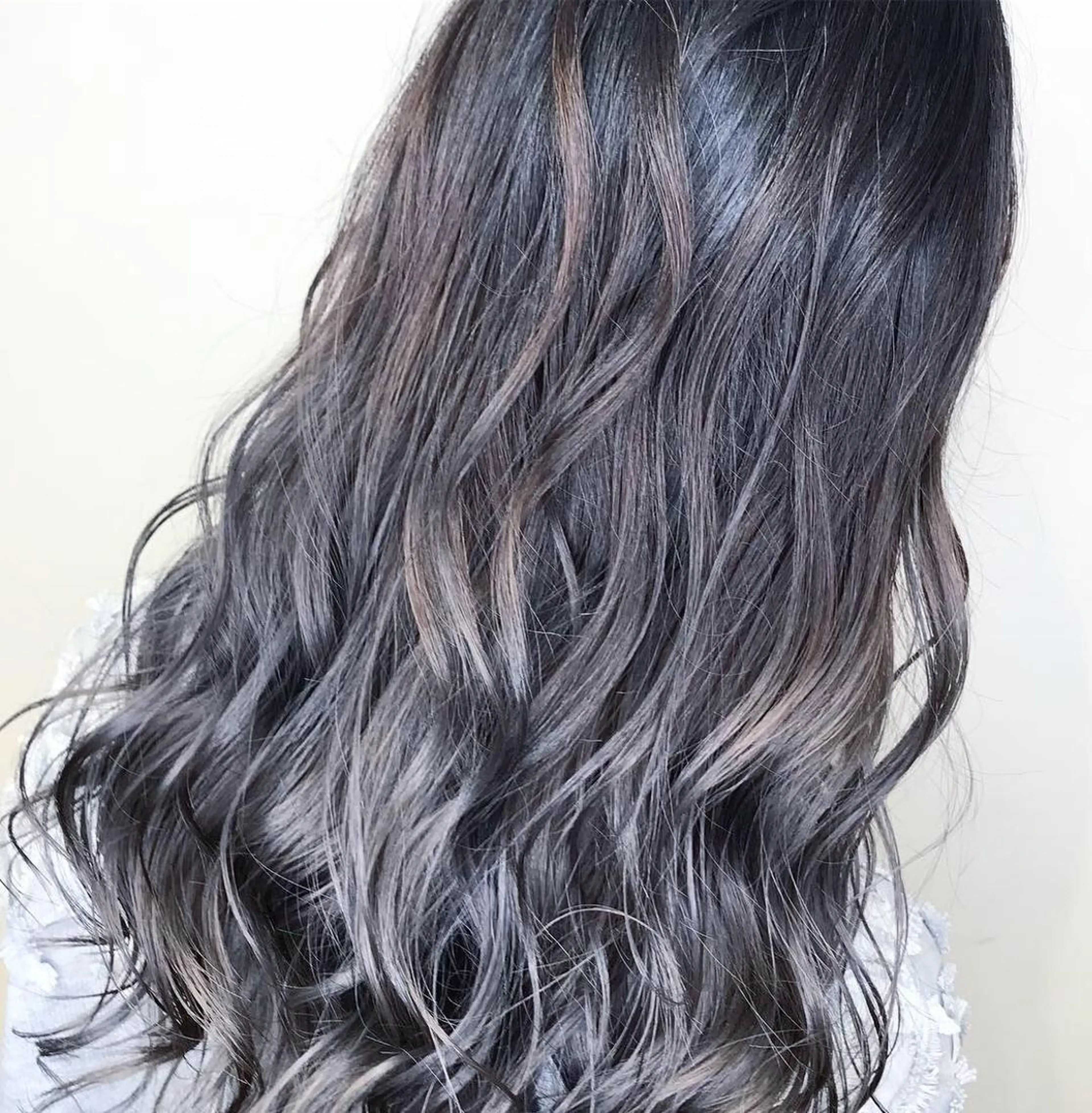 セミロング カラー ブリーチ グラデーションカラー ハイライトカラー イルミナカラー ハイライト AMI Hair  supply所属・髪質改善カラー 韓国風レイヤーのヘアスタイル