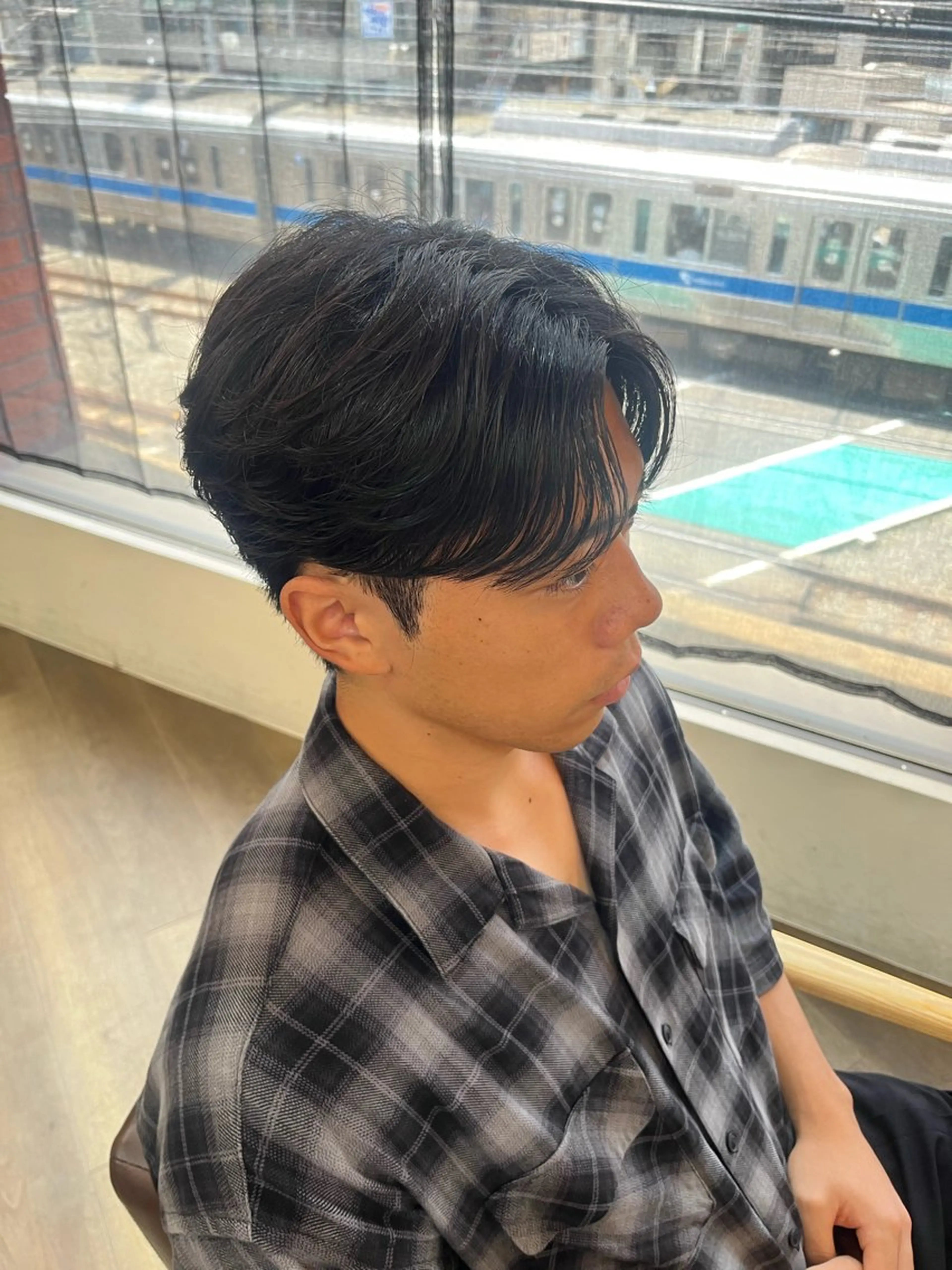 ショート パーマ メンズ フェザーパーマ メンズパーマ ニュアンスパーマ カット パーマ 韓国風メンズ/毛流れ ヘアなら須田龍世のヘアスタイル