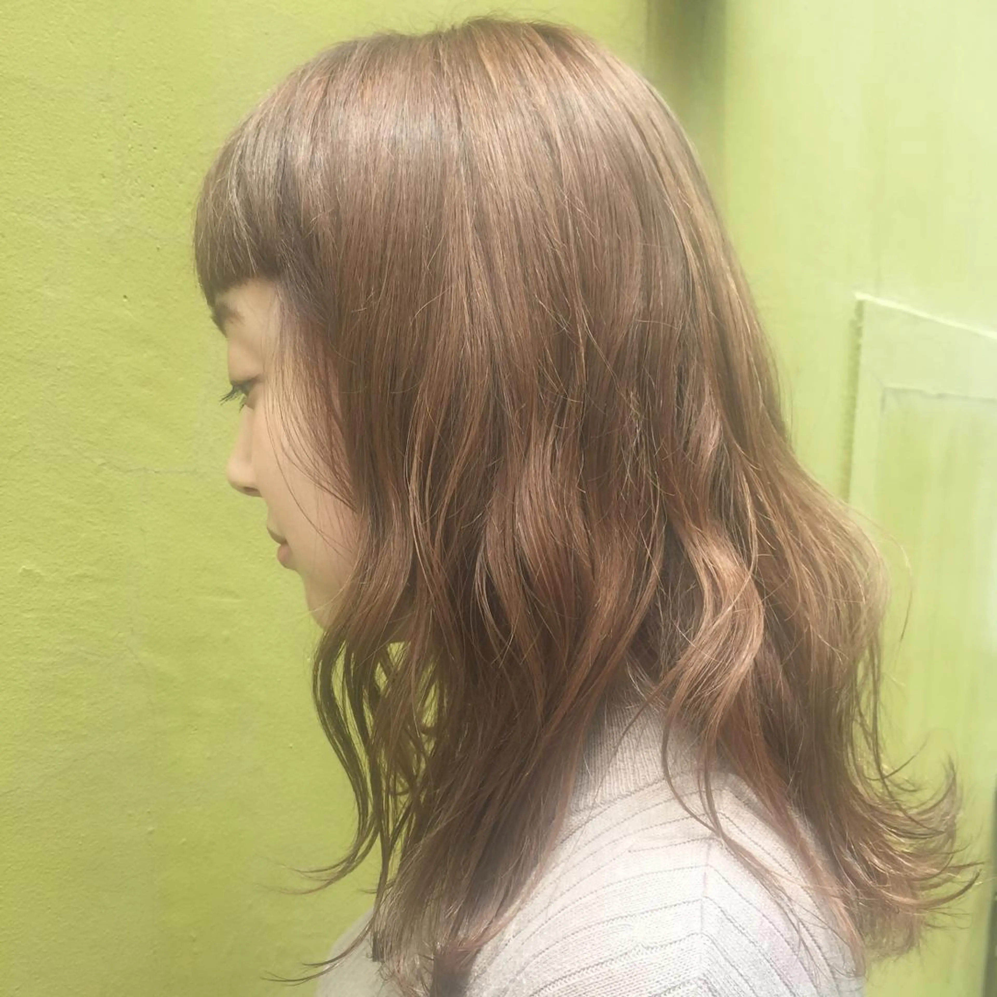 セミロング アッシュ アッシュブラウン 齋藤 咲のヘアスタイル