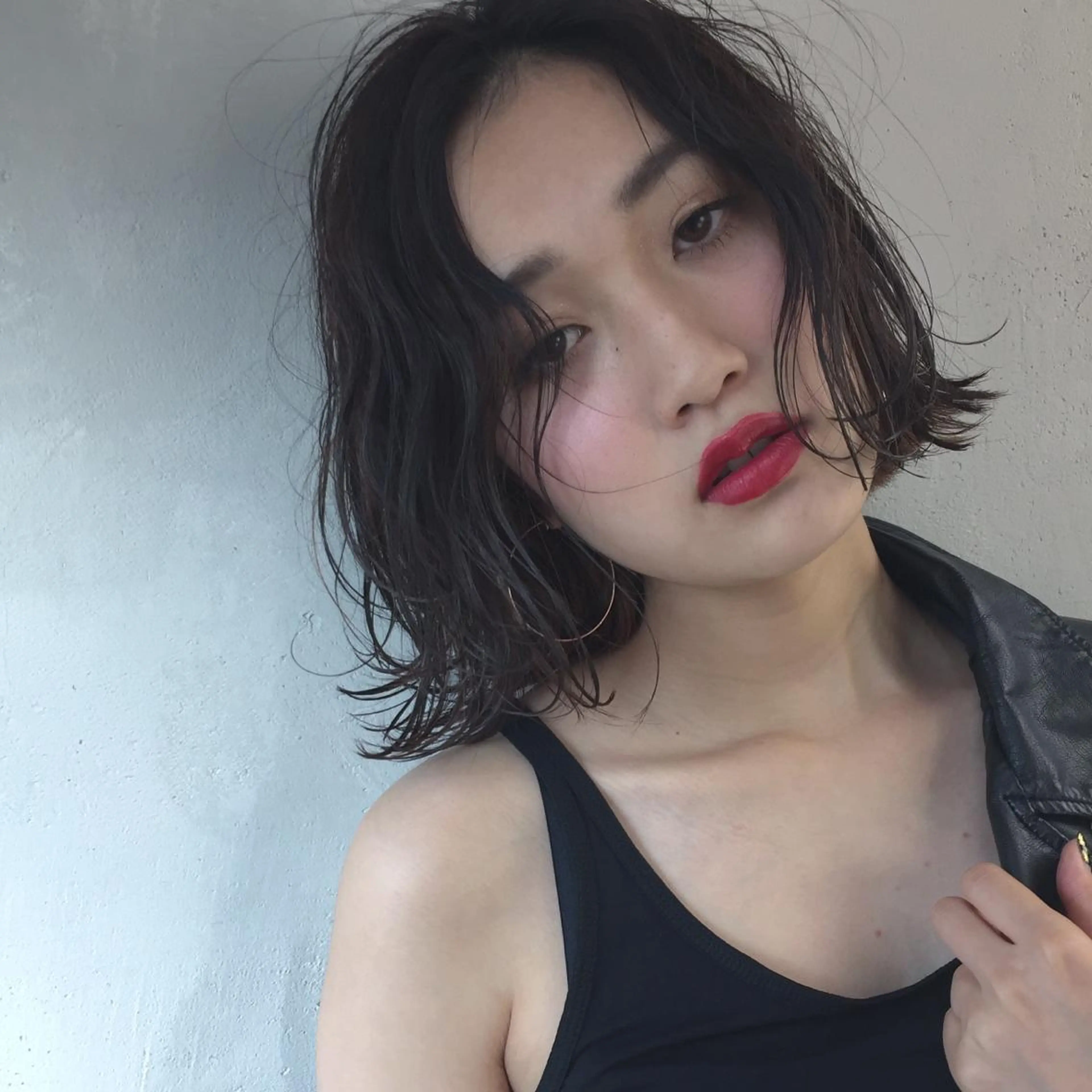 ミディアム ボブ TOMOYAレイヤー ブリーチ縮毛矯正のヘアスタイル