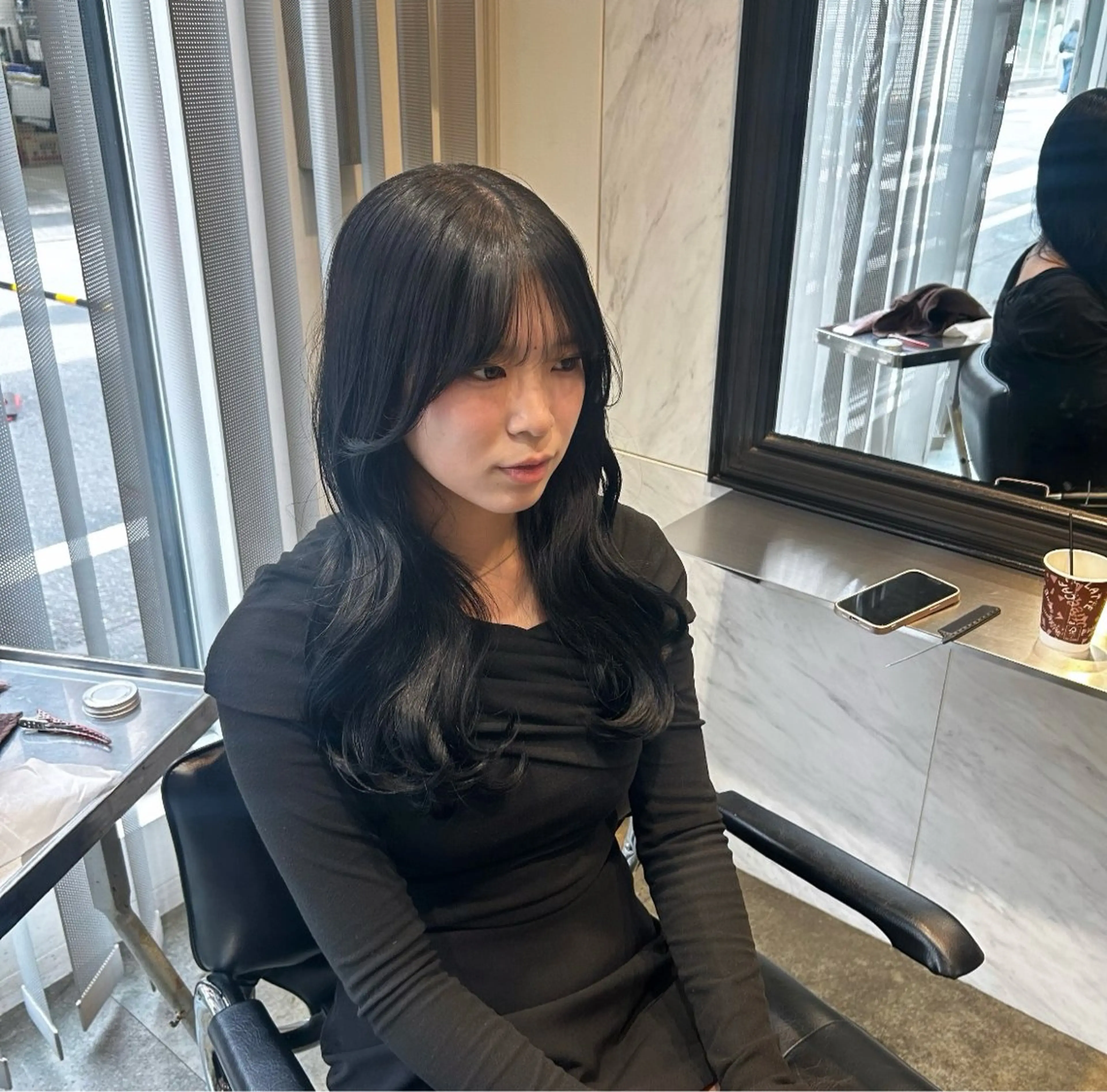 ロング カラー 黒髪 ネイビーカラー もてぎさやか👩🏻 🪄巻ける縮毛矯正のヘアスタイル