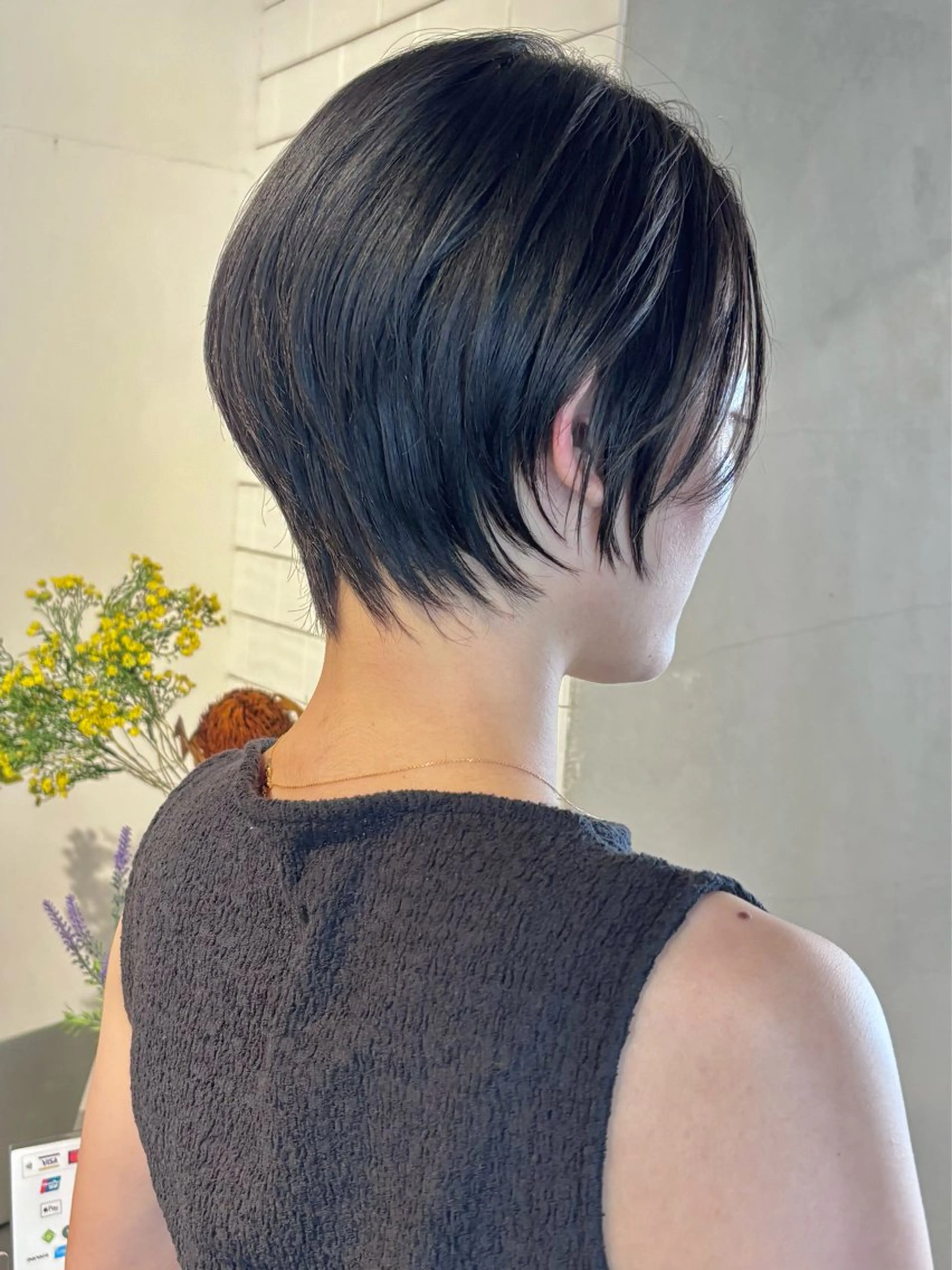 ショート カラー 黒髪 ブルーカラー ブルーブラック ショートヘア NOVEL-DAYS所属・井上 唯のヘアスタイル