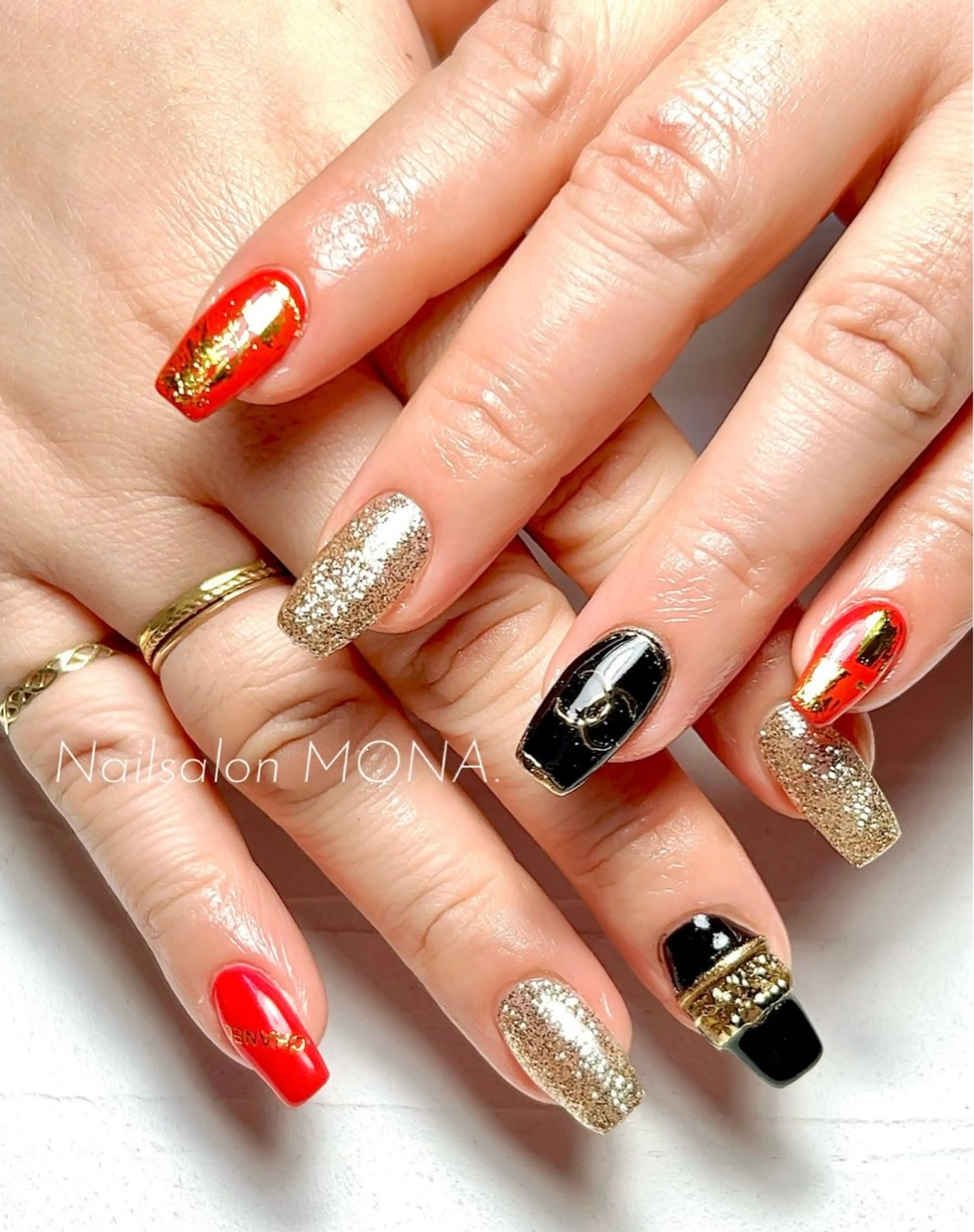 ネイル ゴールド 赤色 ハンドネイル Nailsalon MONA.のネイルデザイン