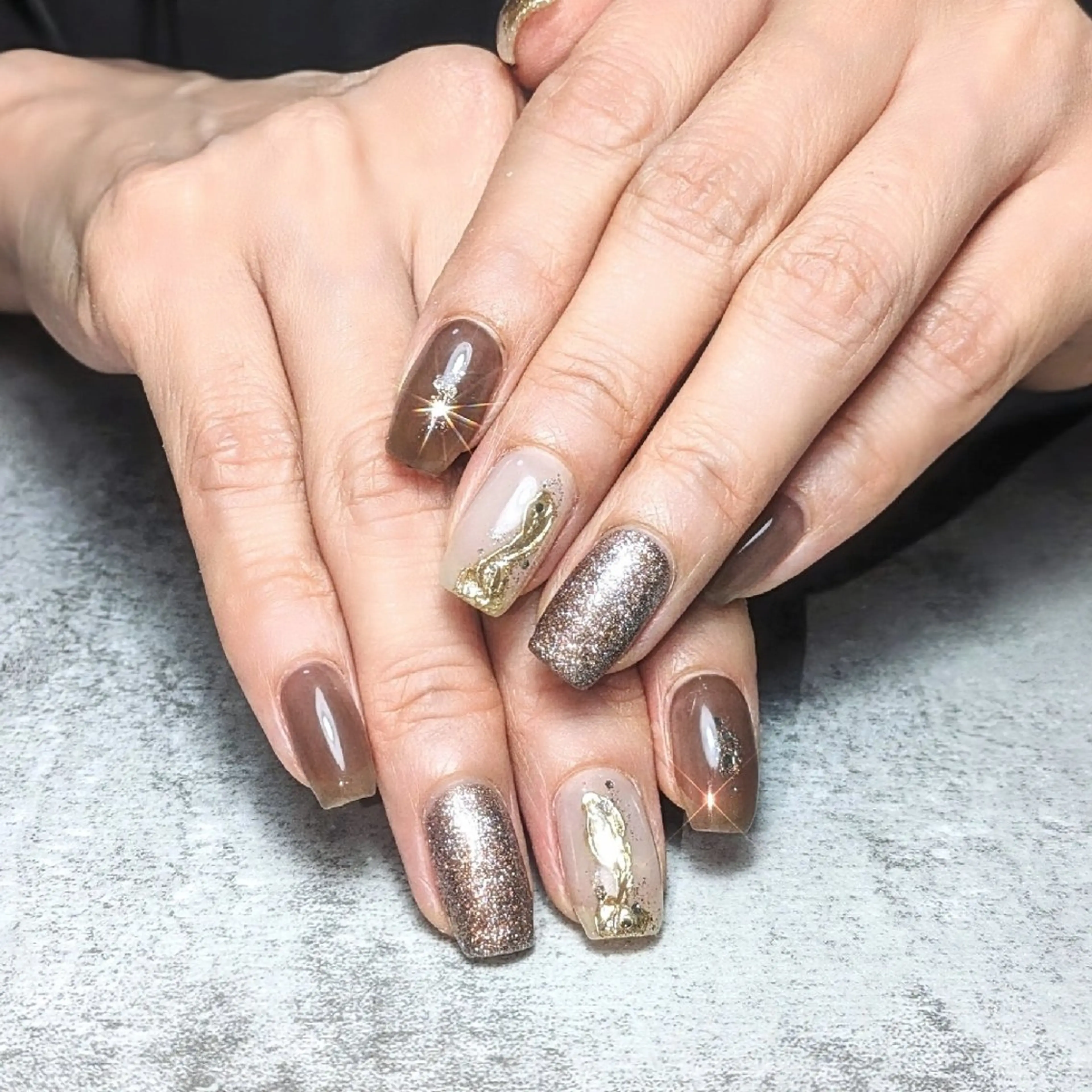 ネイル ブラウン ミラーネイル ニュアンスネイル ハンドネイル 塩見 聖子のネイルデザイン