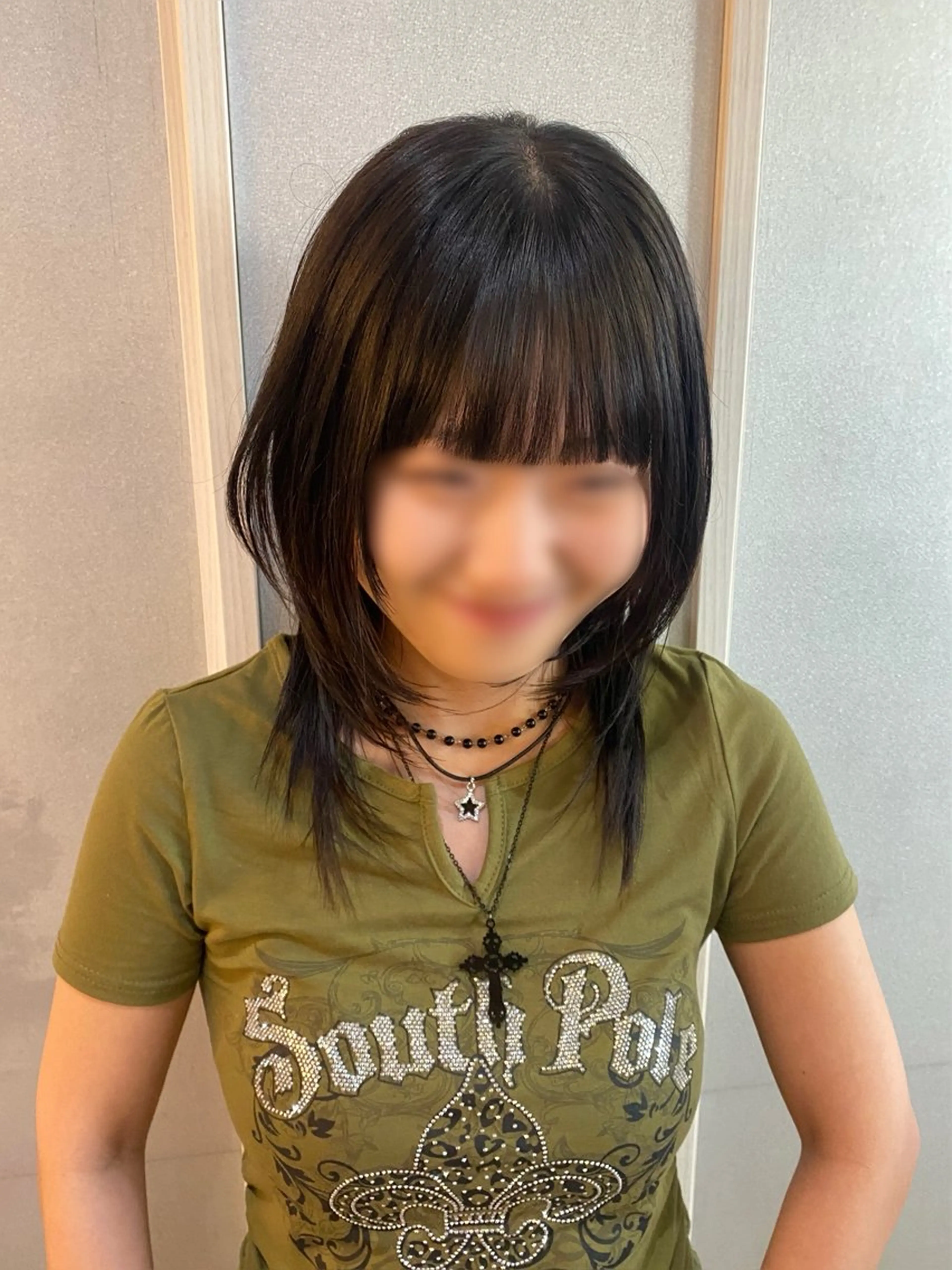 セミロング 韓国リアルハッシュ レイヤーカットのヘアスタイル