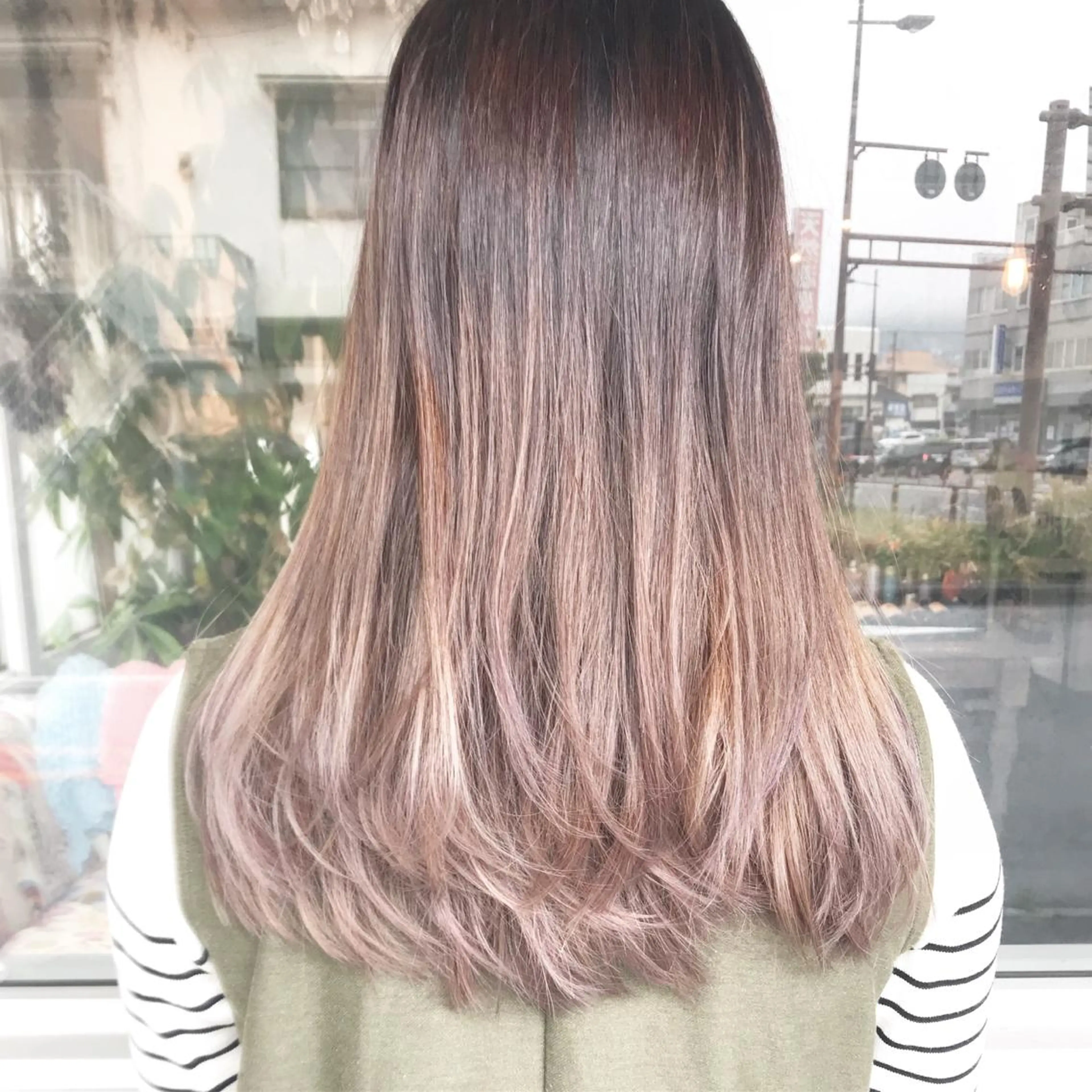 セミロング カラー ヘアアレンジ 切りっぱなしボブ バレイヤージュ ブリーチ グラデーションカラー ハイライトカラー Mariana/ 鶴原-ハイライトのヘアスタイル