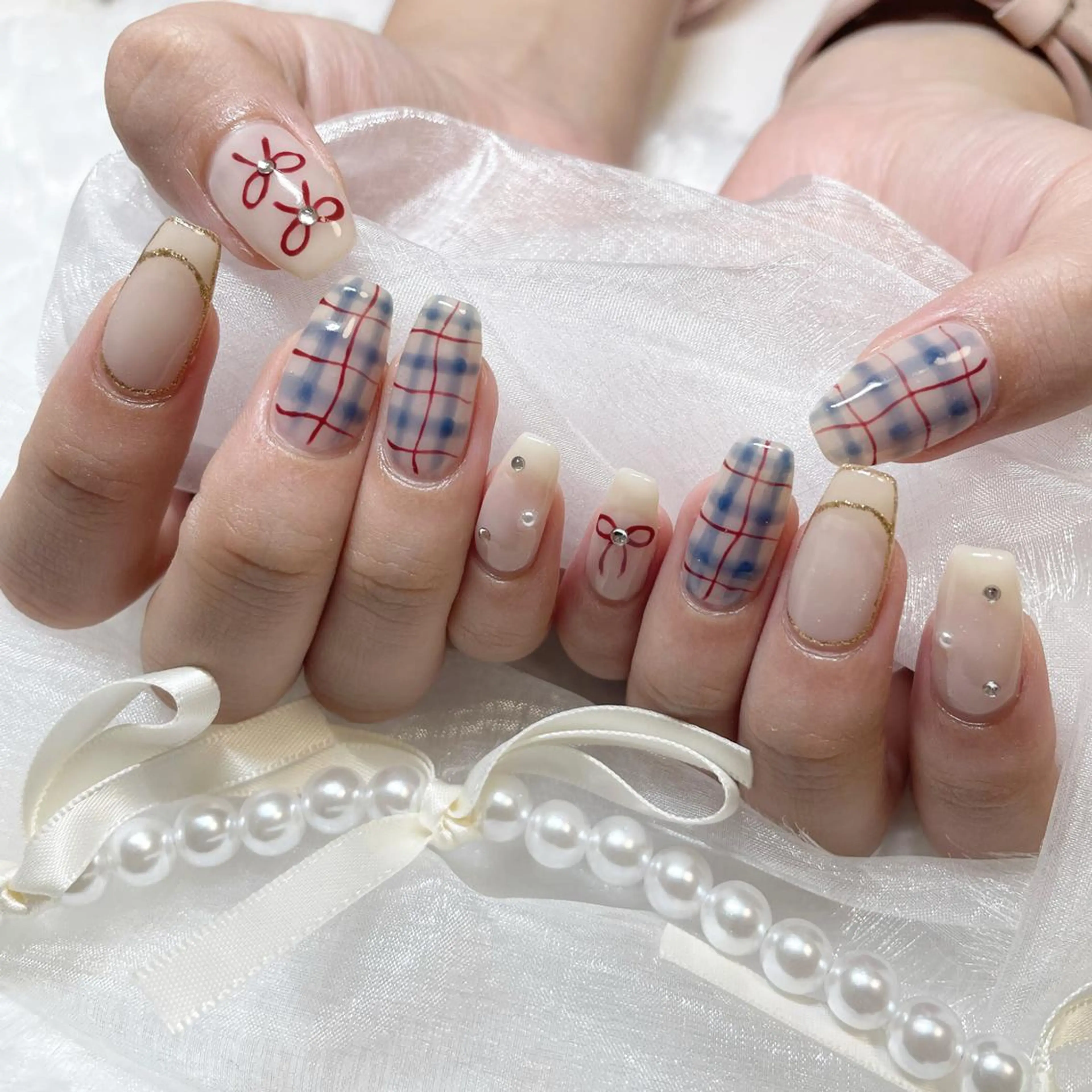 ネイル ジェルネイル キラキラネイル 韓国ネイル 持ち込み ニュアンスネイル ハンドネイル fiore nail 🦋のネイルデザイン