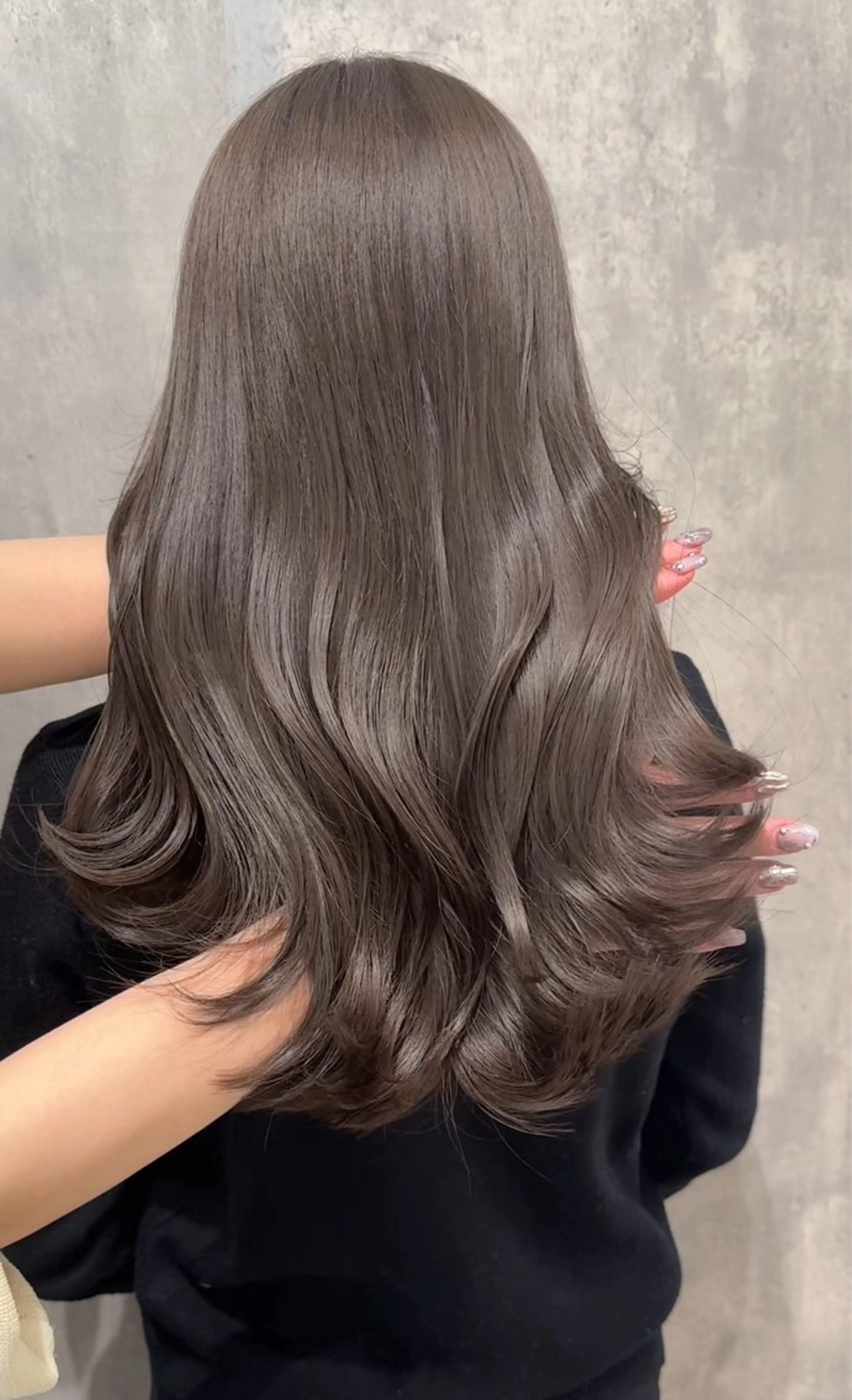 ロング カラー ブリーチ ブリーチなしカラー くびれヘア 顔まわりレイヤー 顔周りカット ヘアカラー トリートメント 髪質改善カラー× 美髪ストレート前出のヘアスタイル