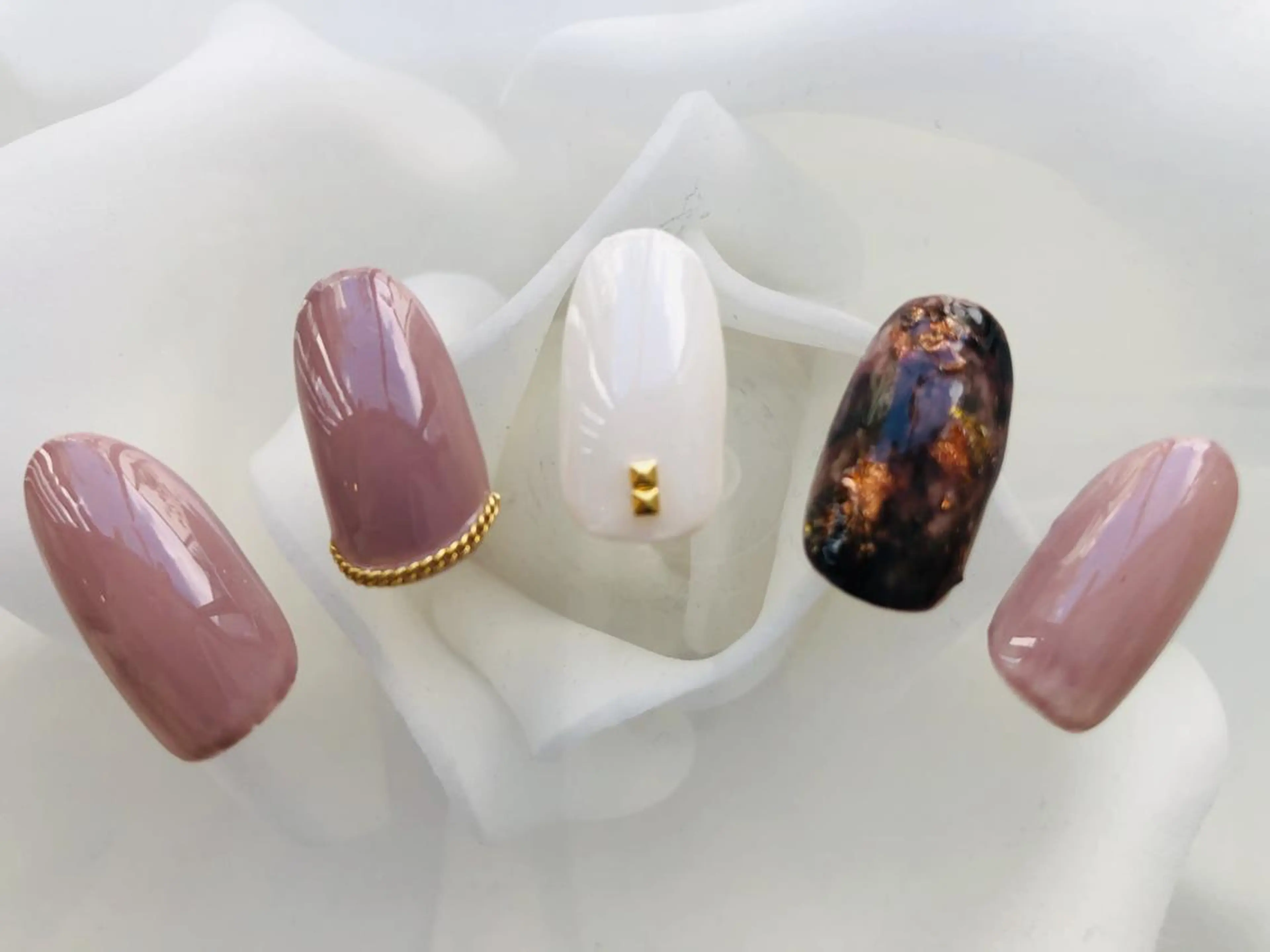 ネイル 【尾下】 ロイヤル•セラピストのネイルデザイン