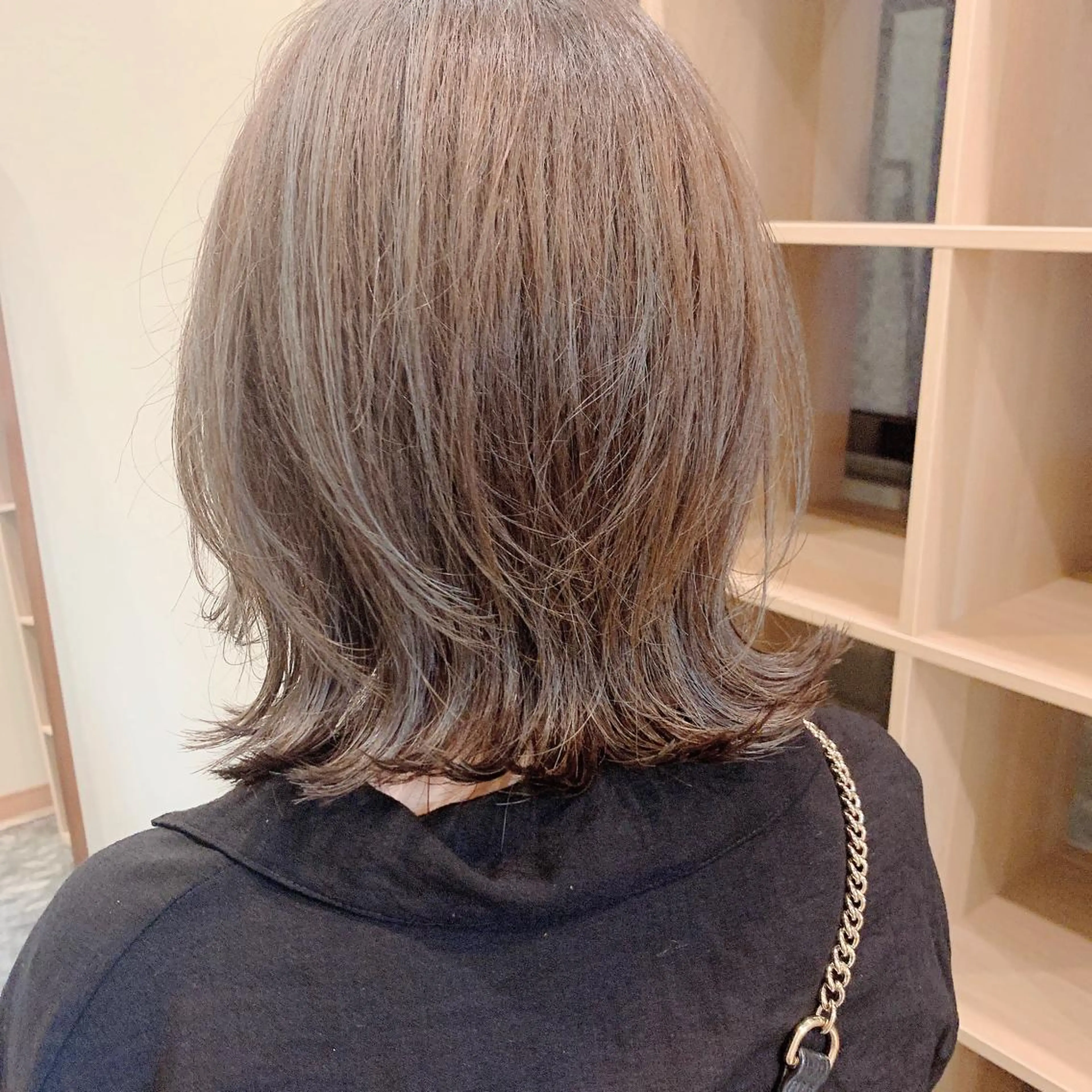 ショート カラー グレージュ ハイライトカラー ハイライト レイヤーカット 外ハネヘア カット ヘアカラー NUMBER_ ユイナのヘアスタイル