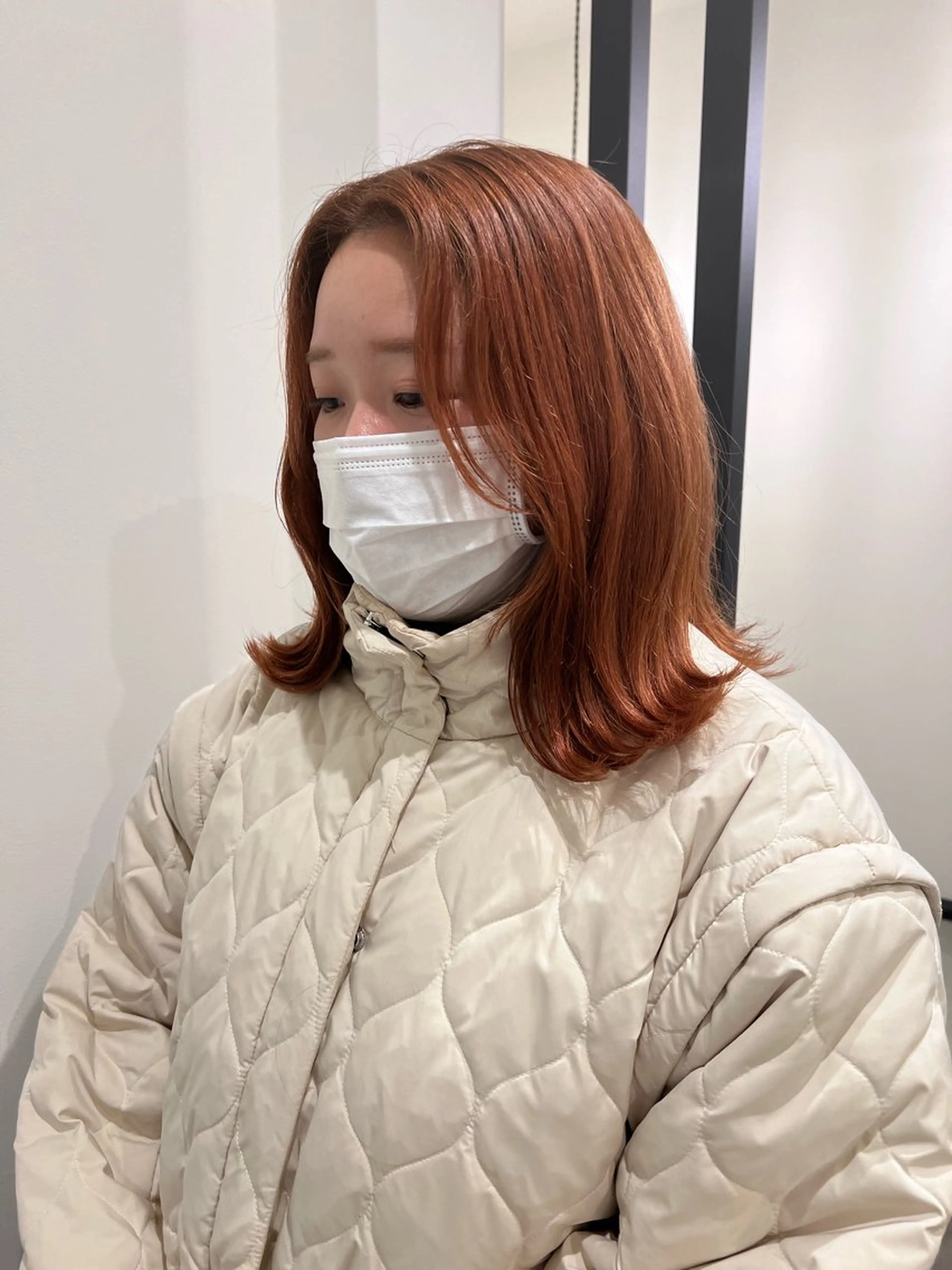 セミロング カラー ベージュカラー ブリーチ 透明感カラー オレンジ オレンジベージュ ヘアカラー トリートメント 工藤 梨花のヘアスタイル