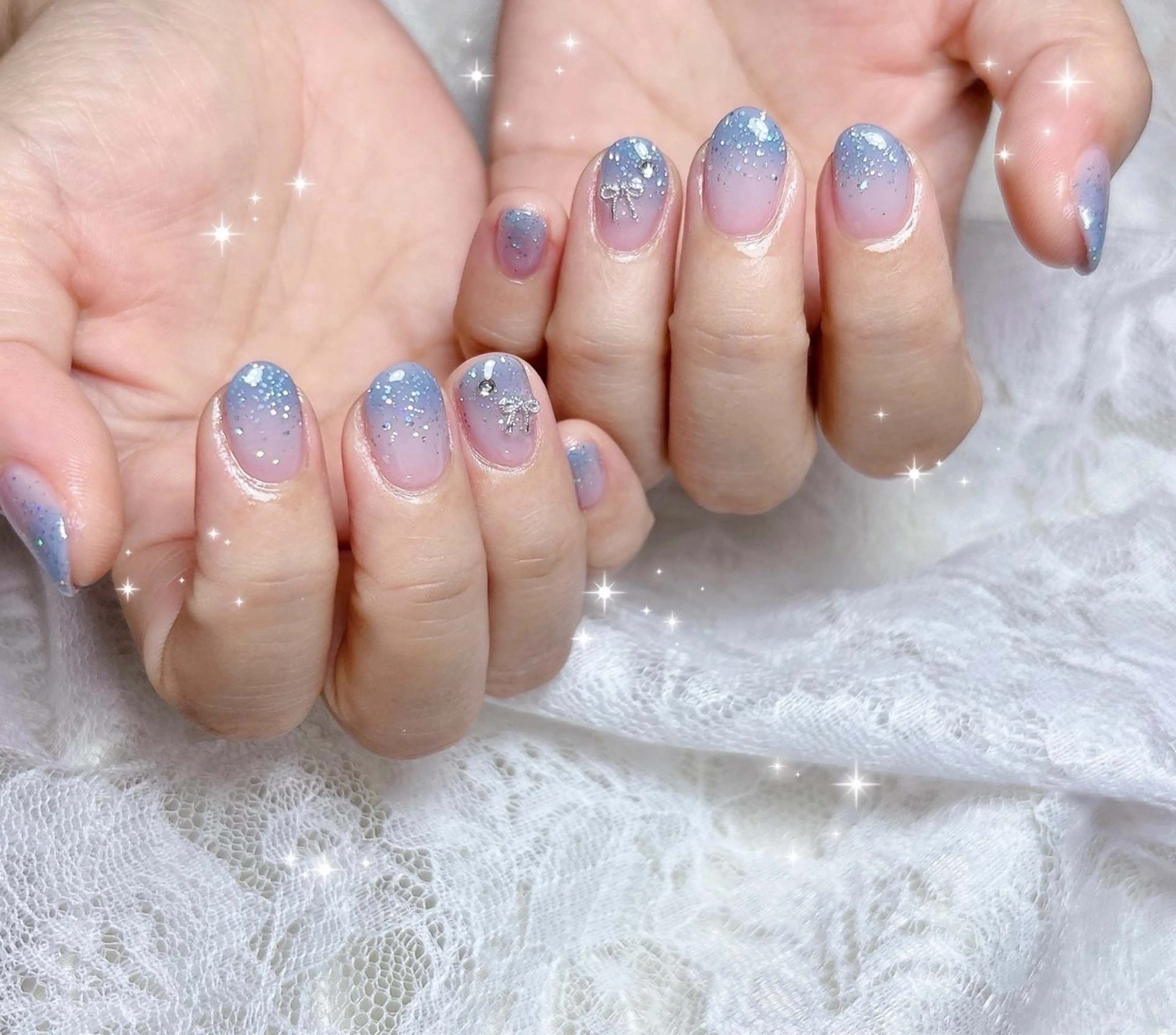 ネイル ブルー グラデーション キラキラネイル ハンドネイル FLARE NAIL フレアネイルのネイルデザイン
