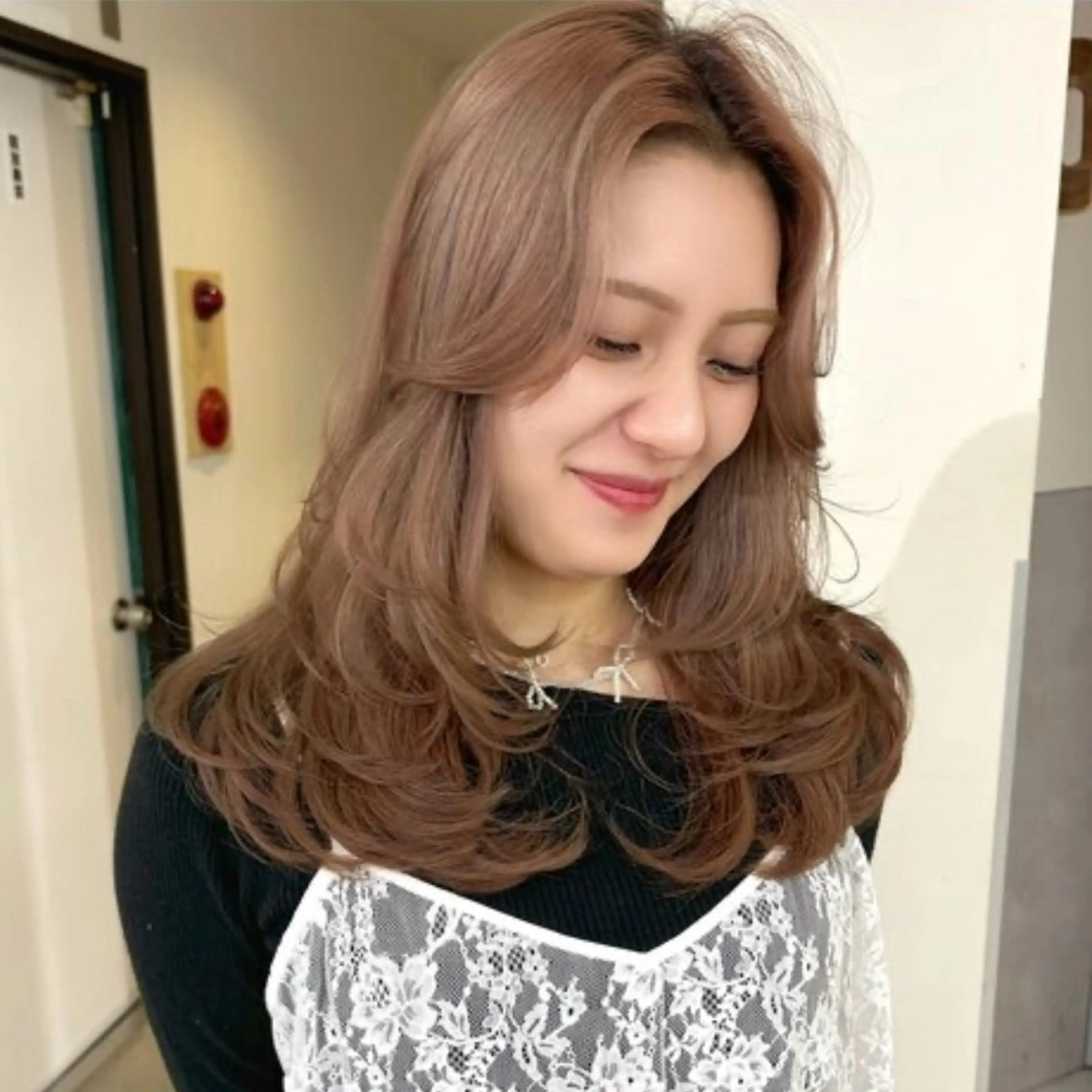 セミロング カット ヘアカラー トリートメント 松川ヒナ|韓国レイヤ /耳つぼジュエリーのヘアスタイル