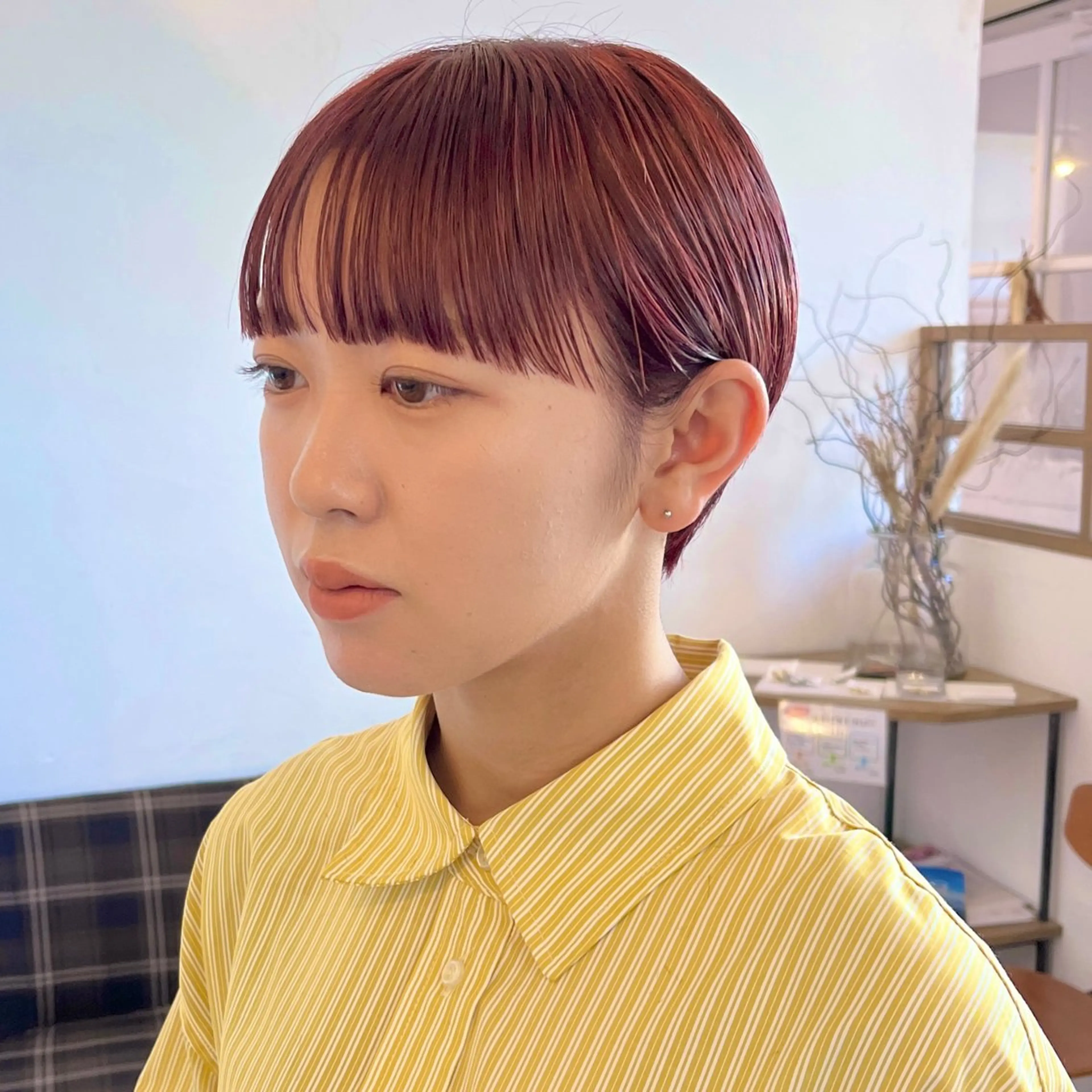 ショート カラー ブリーチ ボルドーカラー ダブルカラー ブリーチなしカラー ショートヘア 伊藤ゆかり/髪質改善 /透明感カラーのヘアスタイル