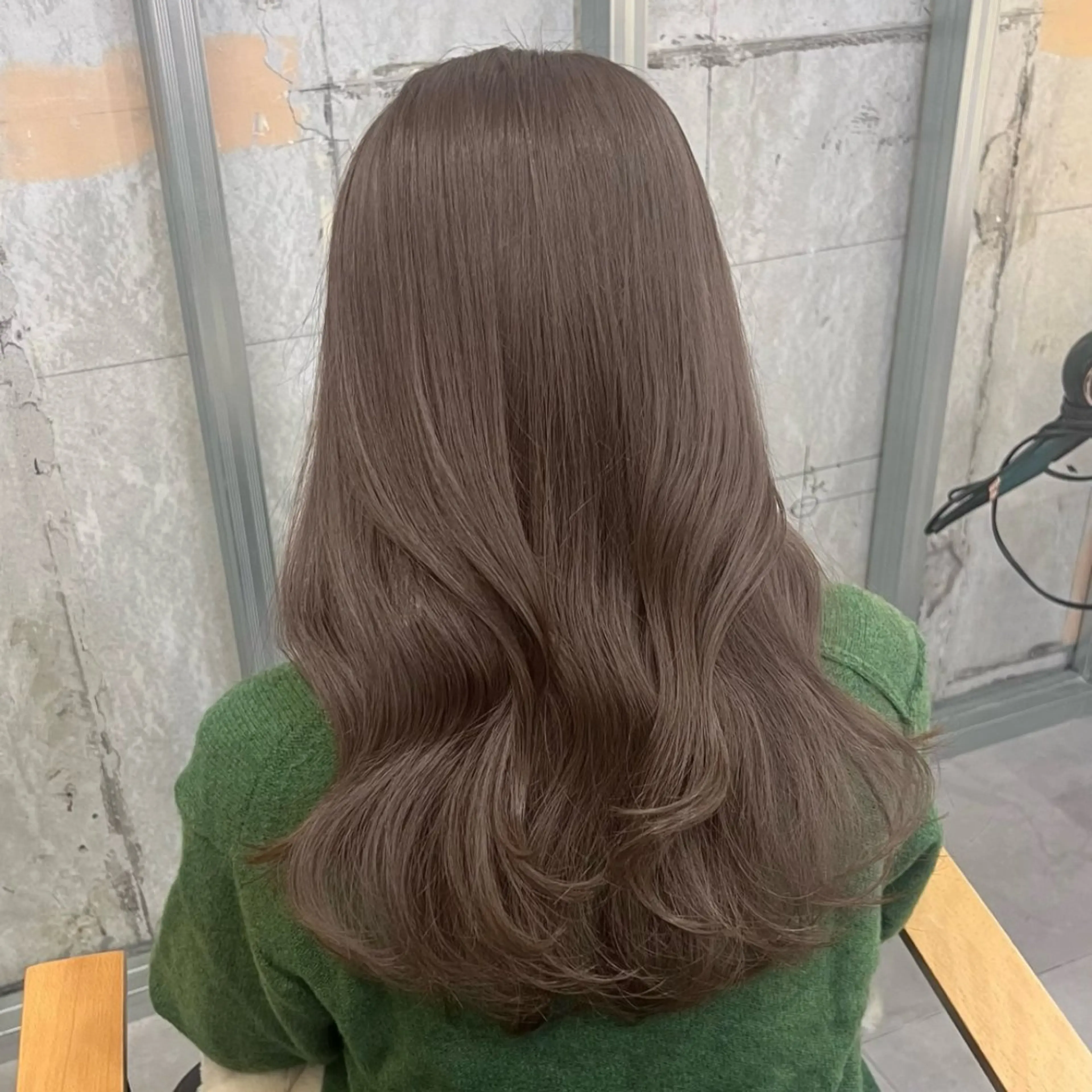 ロング カラー パーマ アッシュ アッシュグレー アッシュグレージュ ベージュカラー 黒髪 ブリーチなし/ ベージュ/akiraのヘアスタイル